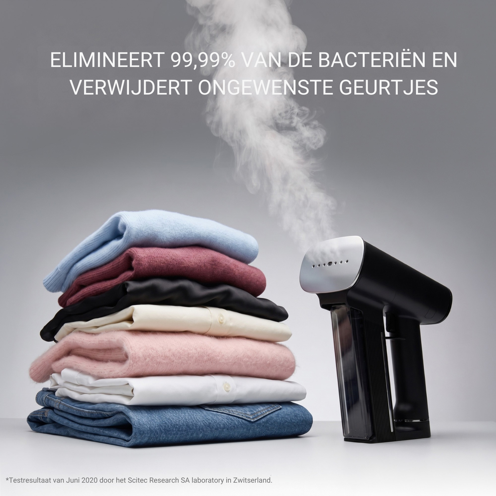 Un défroisseur vapeur à main libère de la vapeur sur une pile de vêtements pliés.