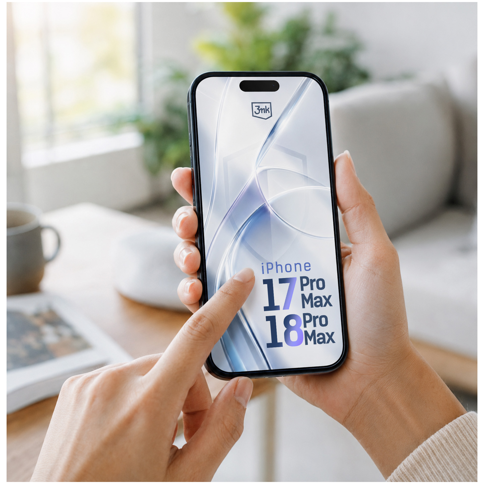 Ktoś trzyma czarny smartfon z napisem iPhone 17 Pro Max i 18 Pro Max na ekranie.