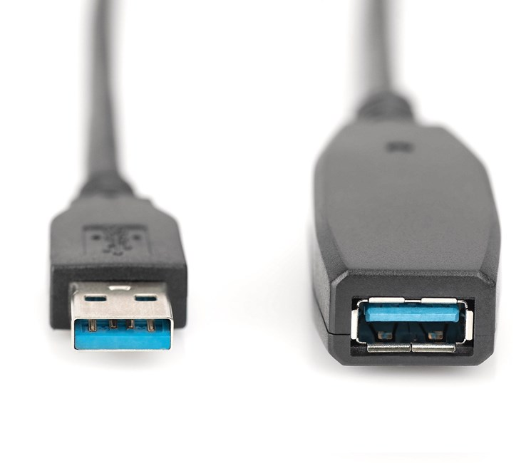 Beyaz arka planda solda erkek USB-A konektörü ve sağda dişi USB-A bağlantı noktası bulunan siyah bir USB 3.0 kablosu.