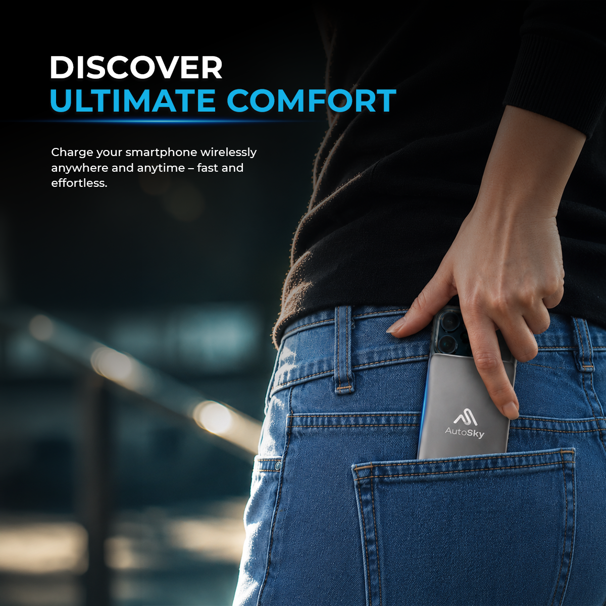 Una persona ripone uno smartphone con logo AutoSky nella tasca posteriore dei jeans.