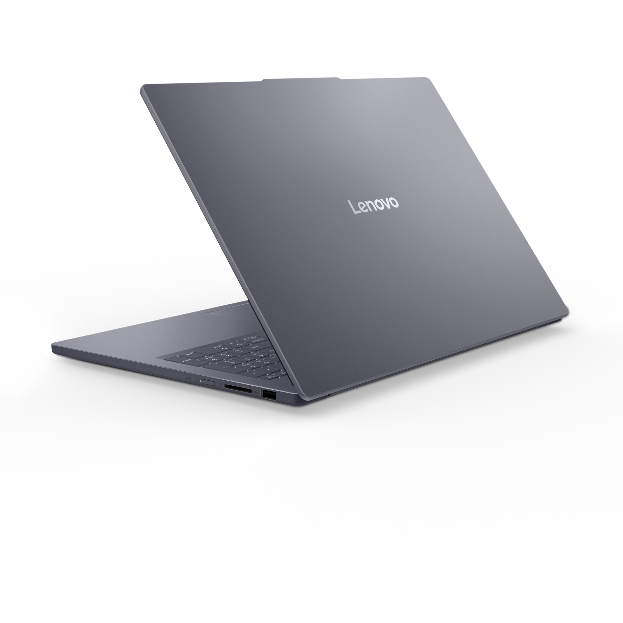 Beyaz zemin üzerinde gri Lenovo dizüstü bilgisayar, kapalı arka taraftan görünüm.