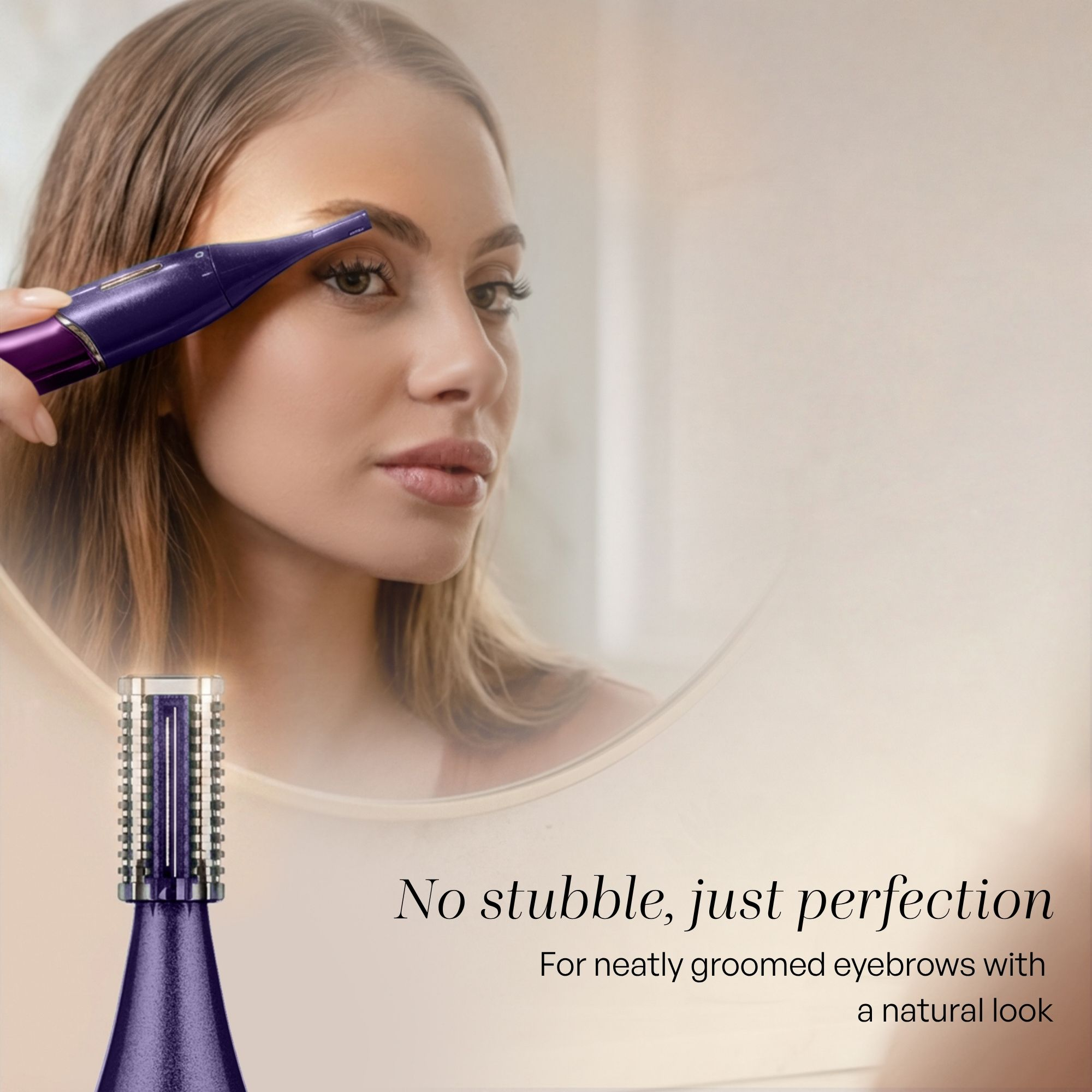 Een vrouw trimt haar wenkbrauwen met een paarse precisietrimmer voor een spiegel.