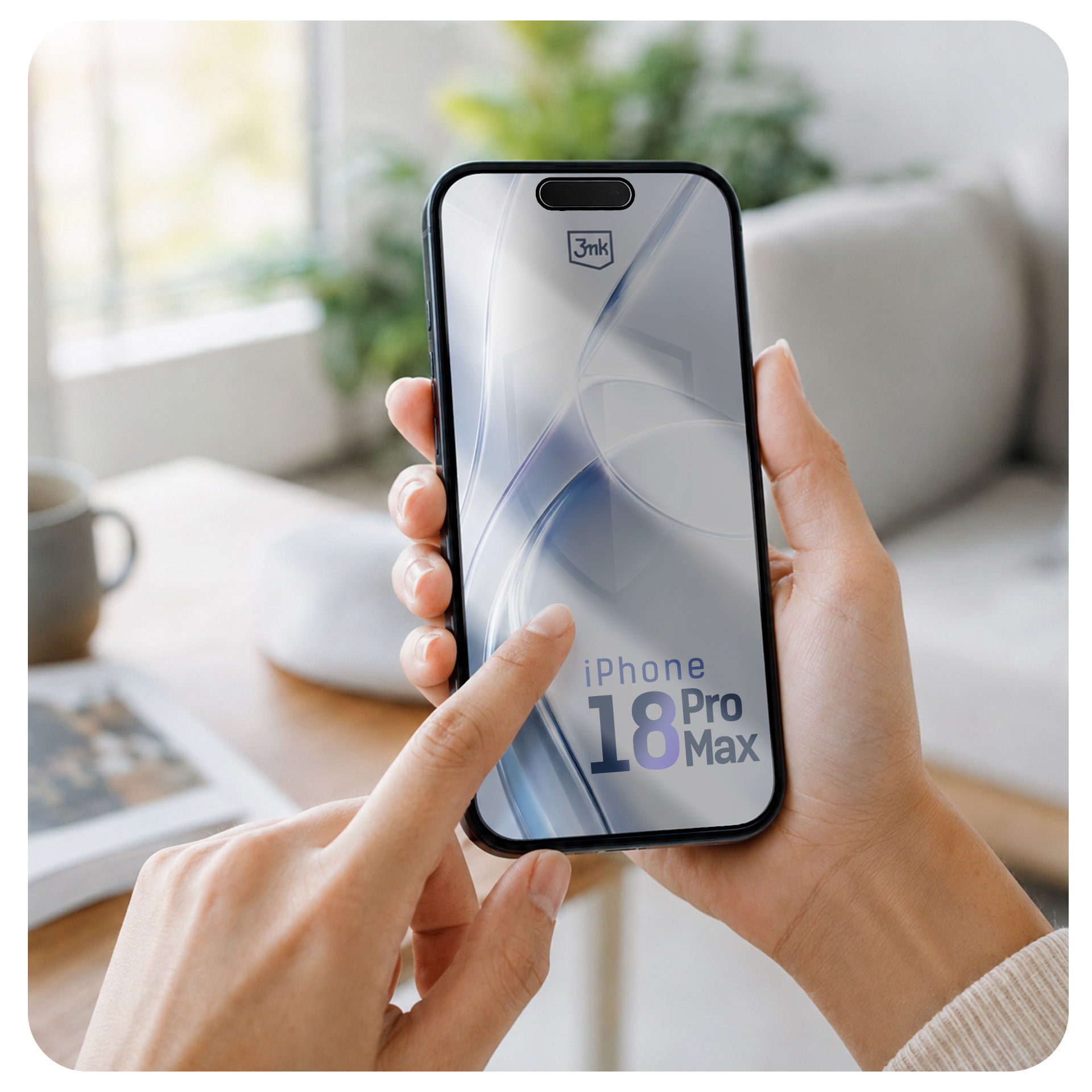 Dłoń trzyma smartfon z napisem iPhone 18 Pro Max, podczas gdy druga dłoń dotyka ekranu.