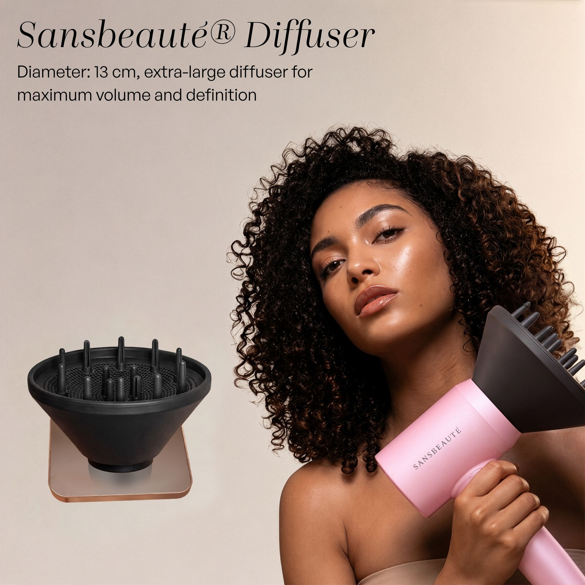 Eine Frau mit Locken hält einen pinken Föhn mit schwarzem Diffusoraufsatz, ein einzelner Aufsatz ist links abgebildet.
