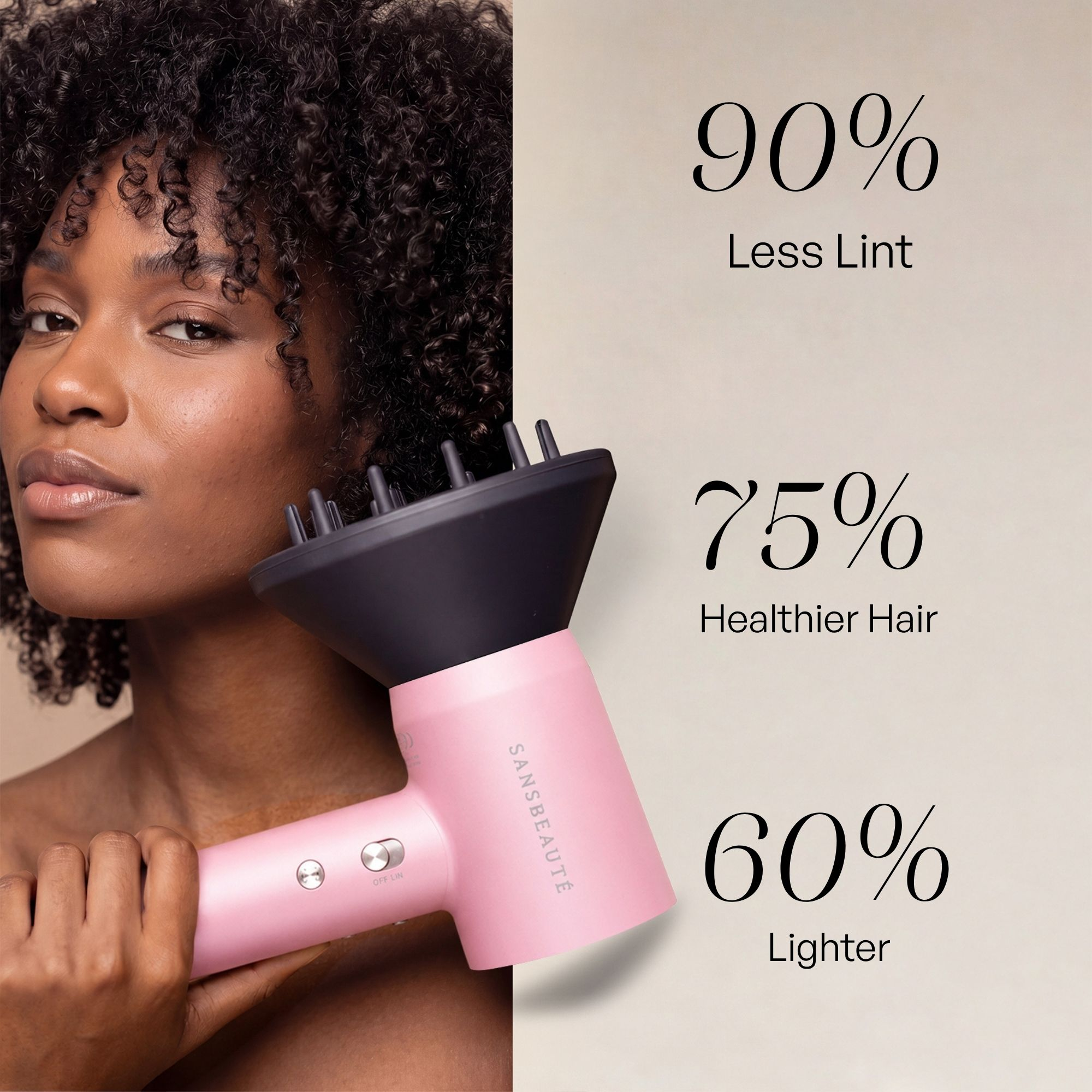 Une femme aux cheveux bouclés tient un sèche-cheveux rose avec un diffuseur noir. Du texte liste les avantages.