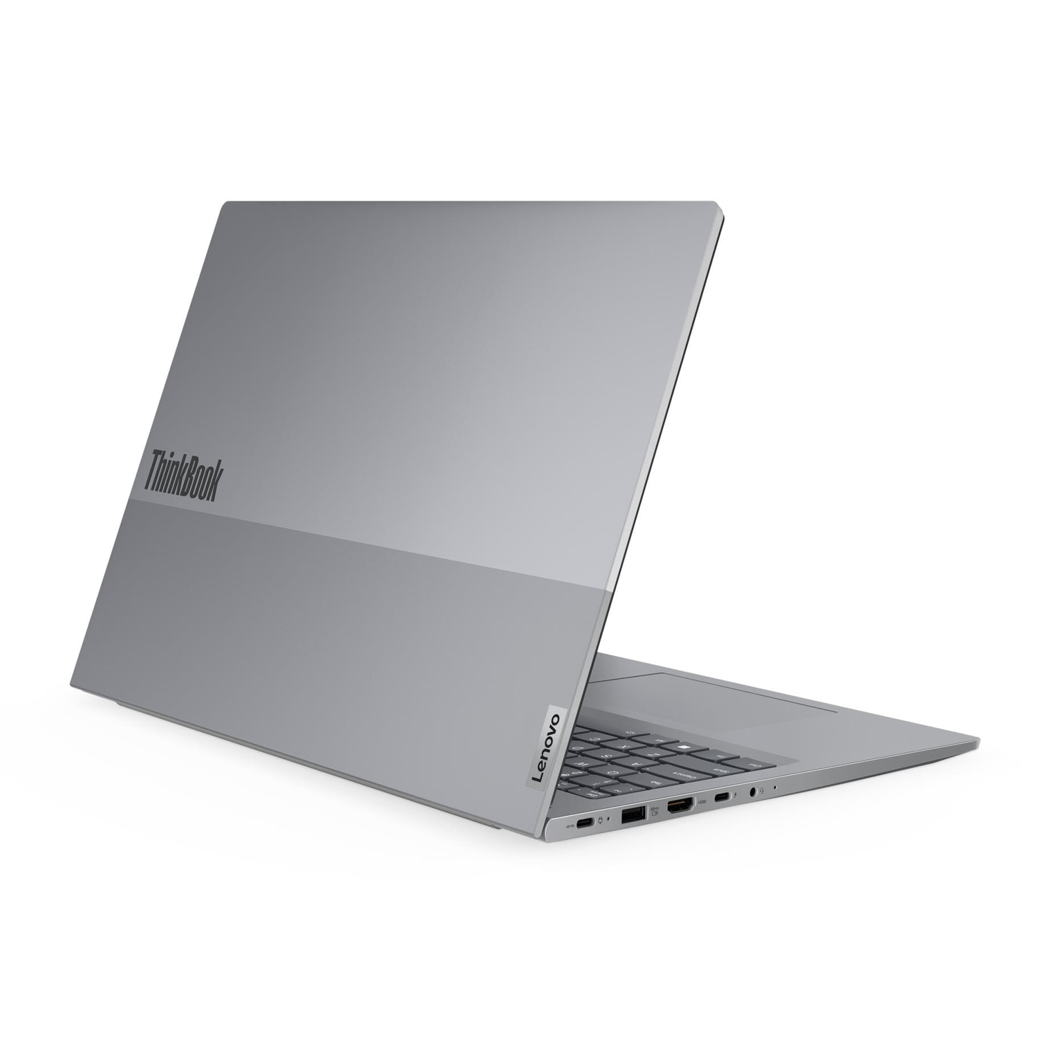 Beyaz arka planda arka kapağı ve açık klavyesi görünen gümüş renkli Lenovo ThinkBook dizüstü bilgisayar.