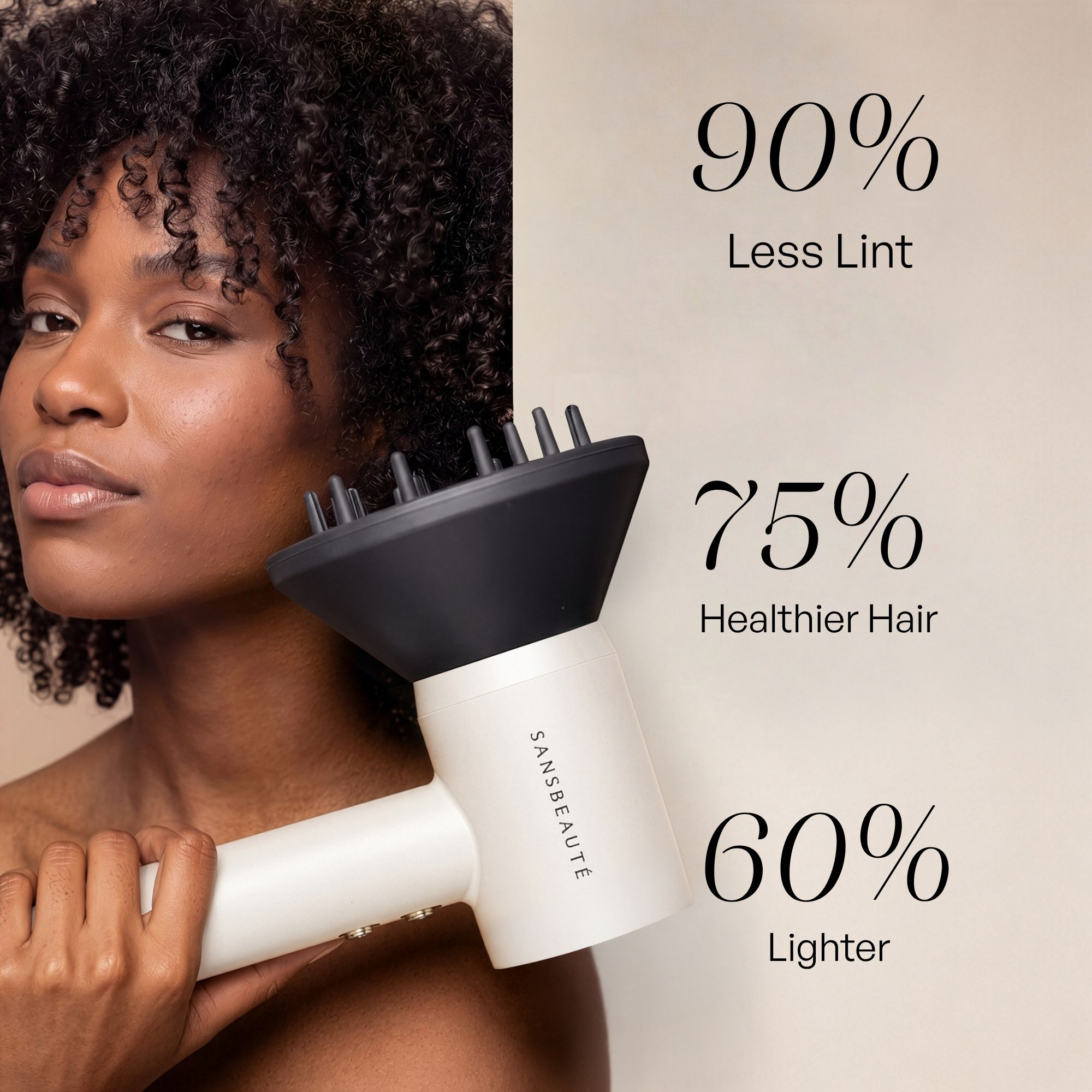 Une femme aux boucles sombres tient un sèche-cheveux blanc avec diffuseur; texte liste les avantages.