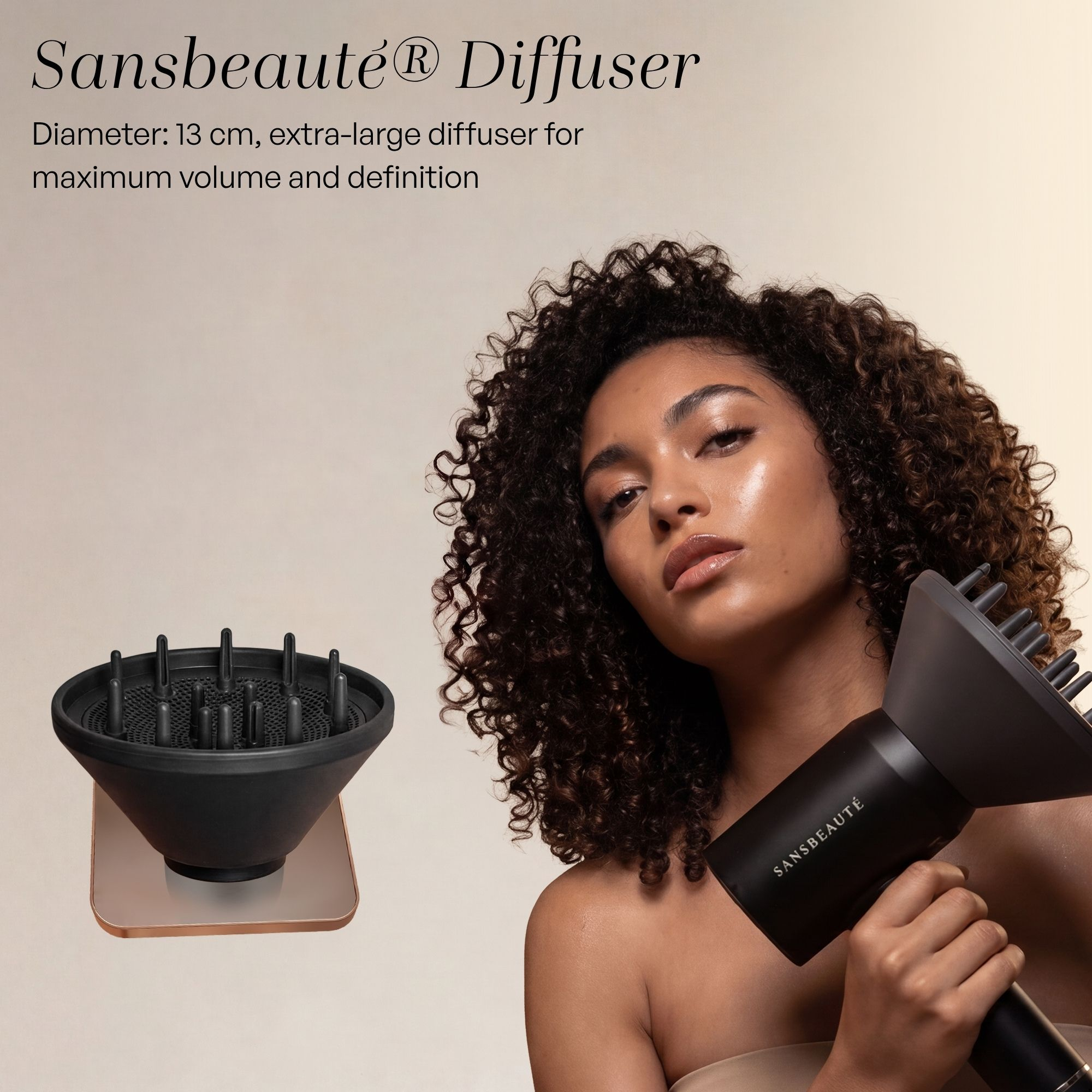 Eine Frau hält einen Sansbeauté-Haartrockner mit Diffusor, links ist eine Produktansicht des Diffusors zu sehen.