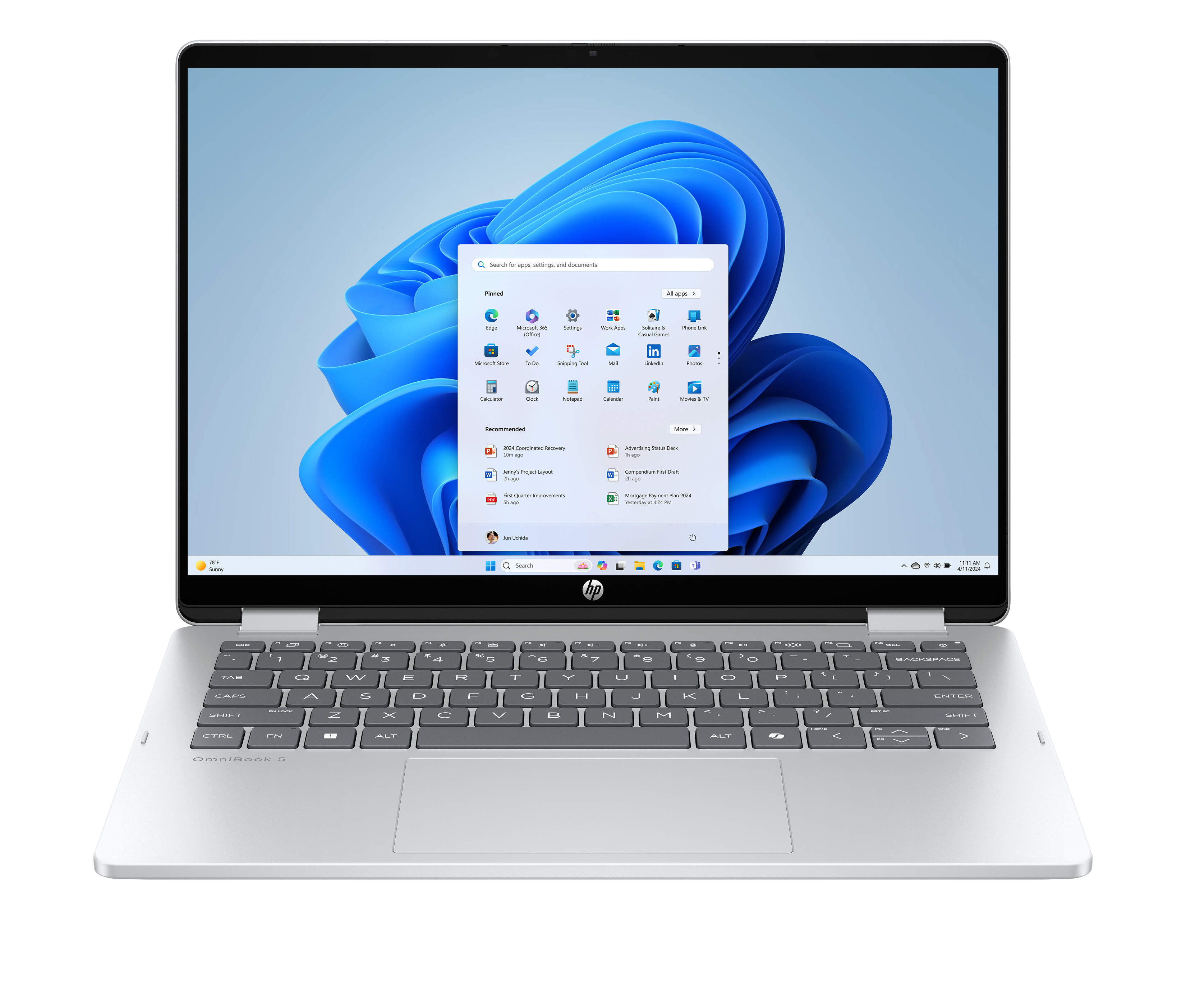 Laptop argentato HP OmniBook 5 con menu Start di Windows 11 sullo sfondo blu.
