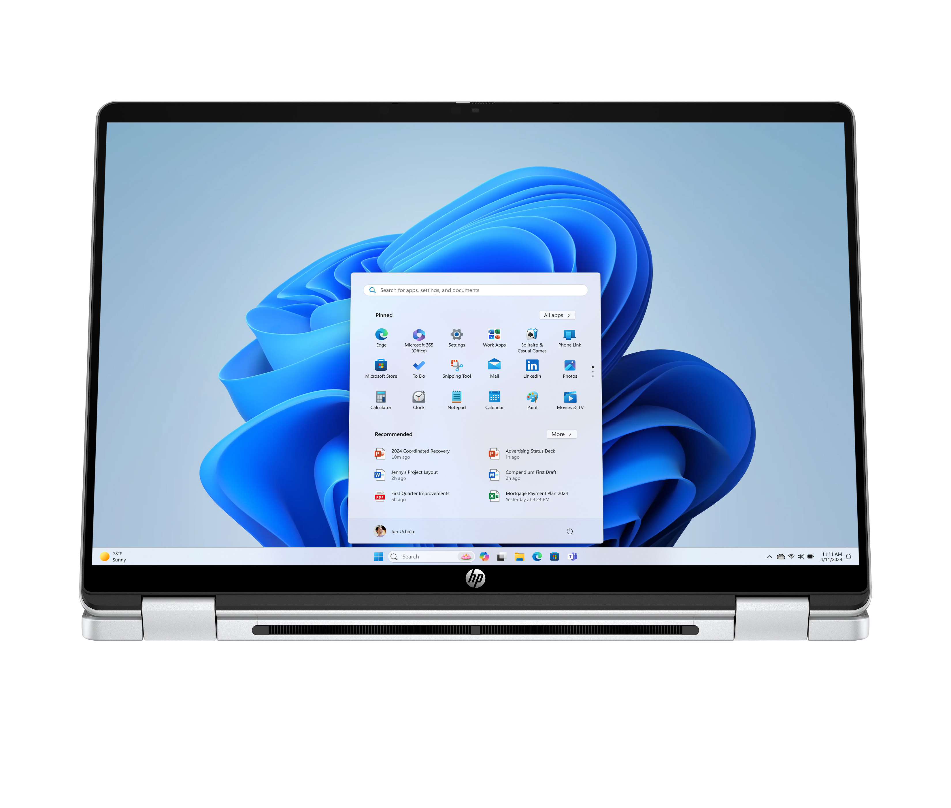 Schermo di un laptop che mostra il menu Start di Windows 11 su uno sfondo astratto blu.