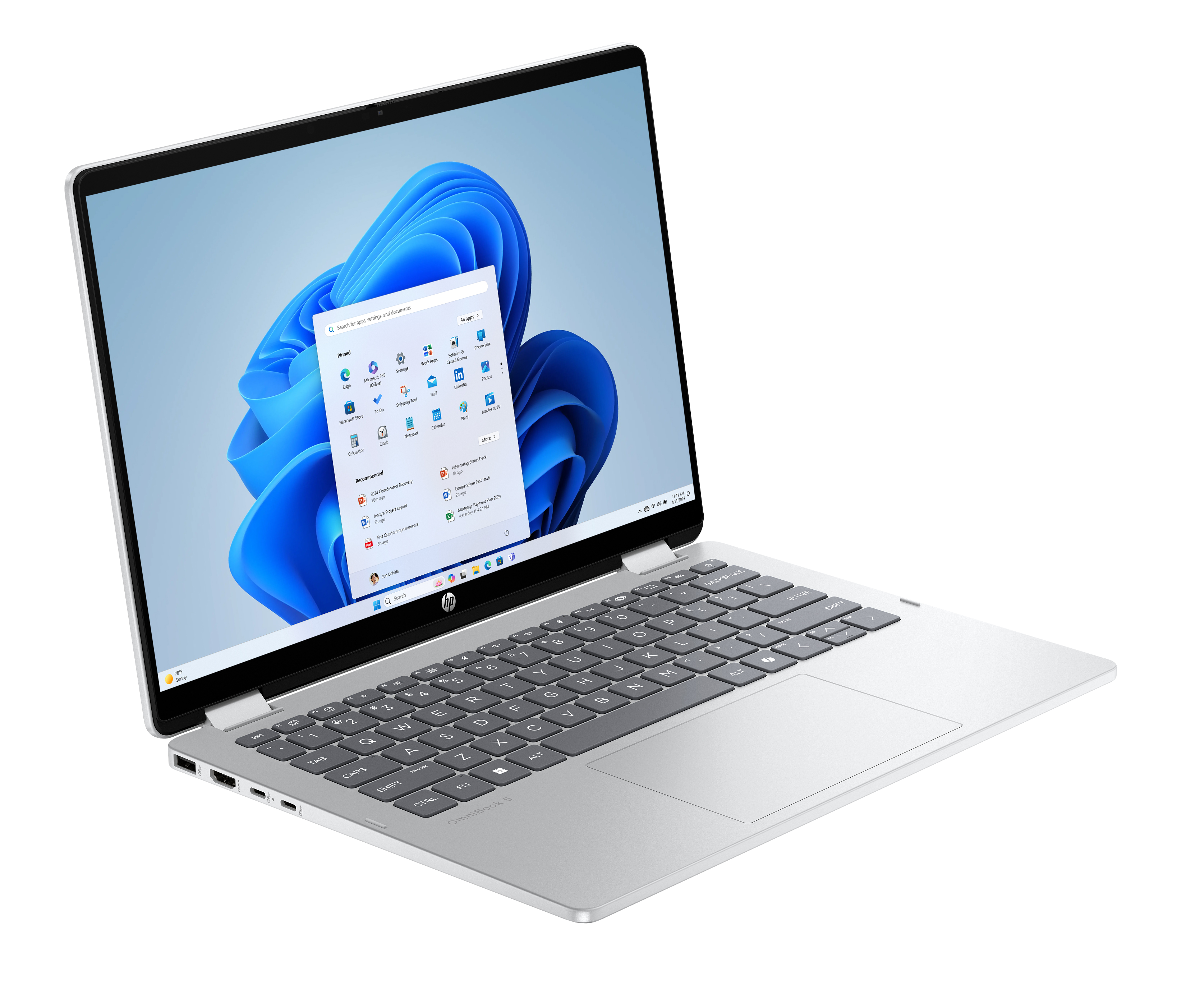 Un laptop HP argento su sfondo nero che mostra il menu Start di Windows 11.