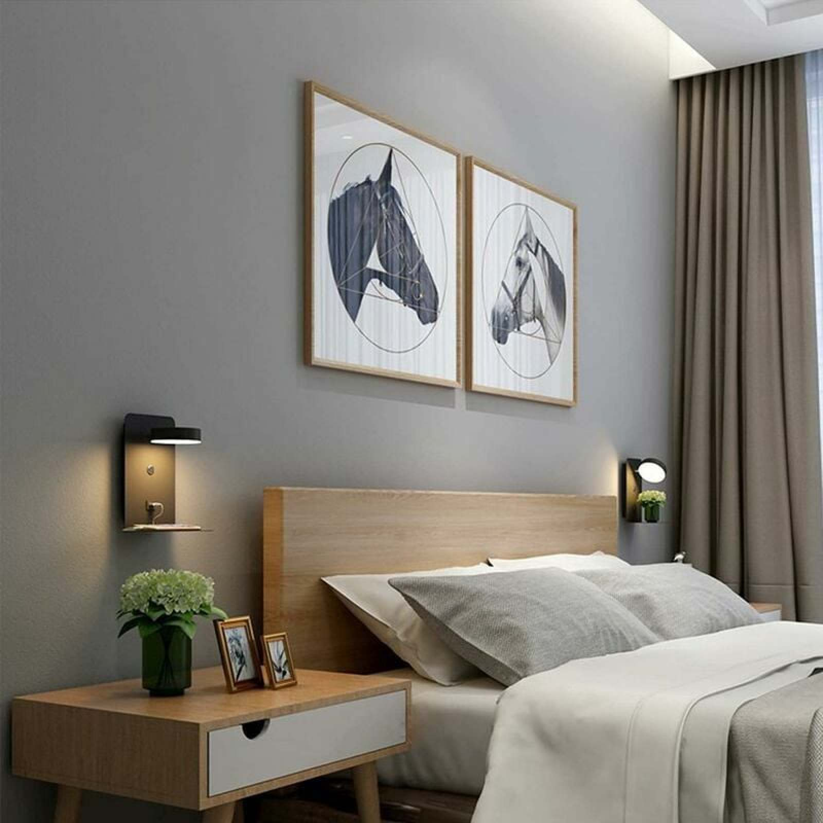 Moderne Schlafzimmer mit Holzbett, Nachttisch, Wandlampen und zwei Pferdebildern.