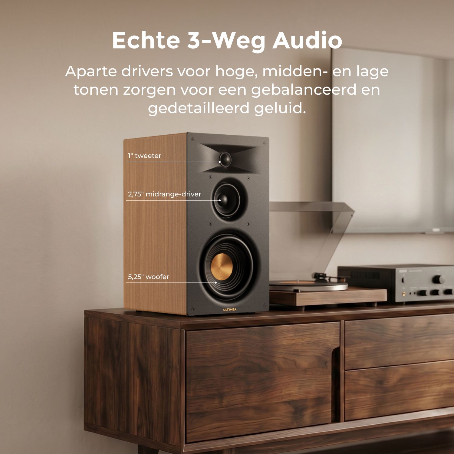 Enceinte 3 voies en bois posée sur un meuble avec texte explicatif.