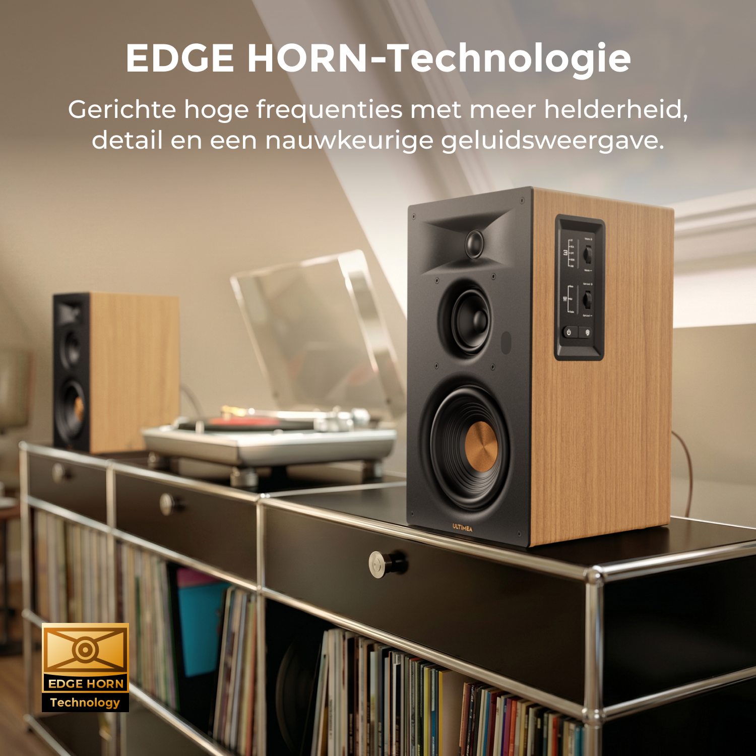Deux haut-parleurs en bois et une platine sur un meuble noir rempli de disques.