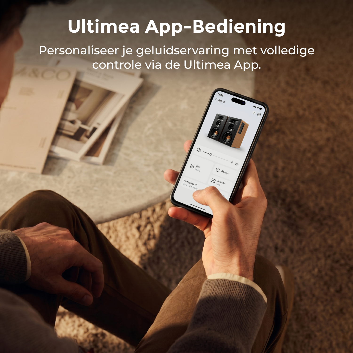 Personne tenant un smartphone affichant l'application de contrôle audio Ultimea.