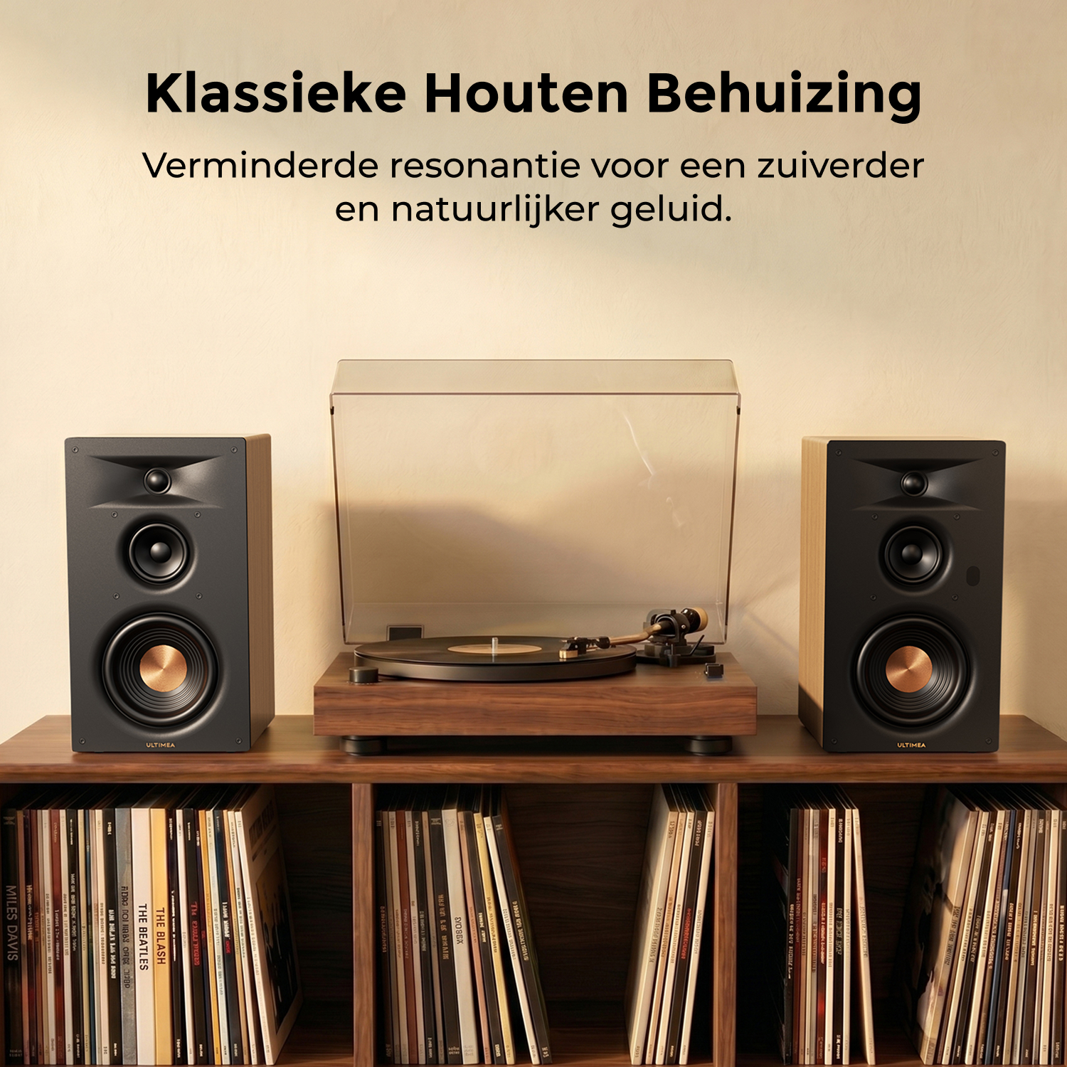 Tourne-disque en bois et deux haut-parleurs sur une étagère de vinyles, avec texte en néerlandais.