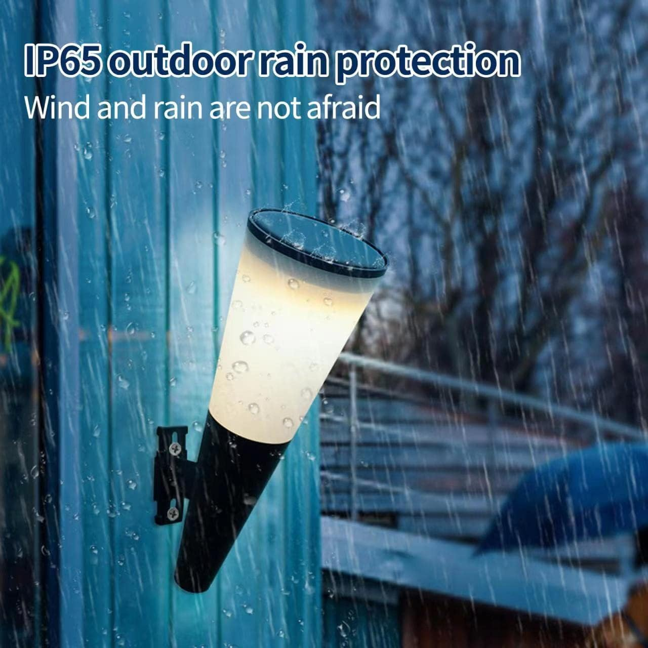 Wetterfeste IP65 Außenleuchte an einer Wand im Regen.