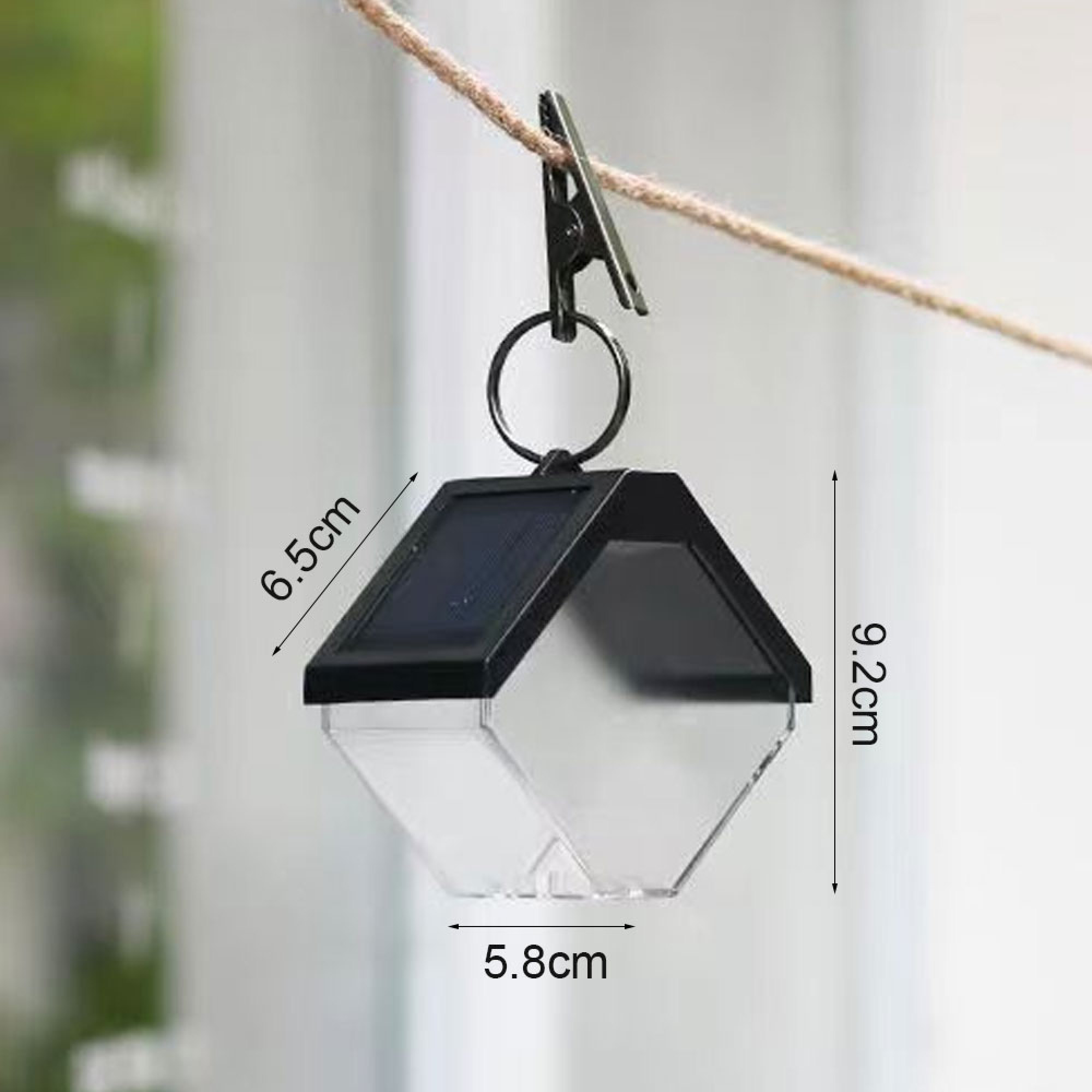 Hexagonale Solarlaterne hängt an einer Schnur mit Maßangaben in cm.