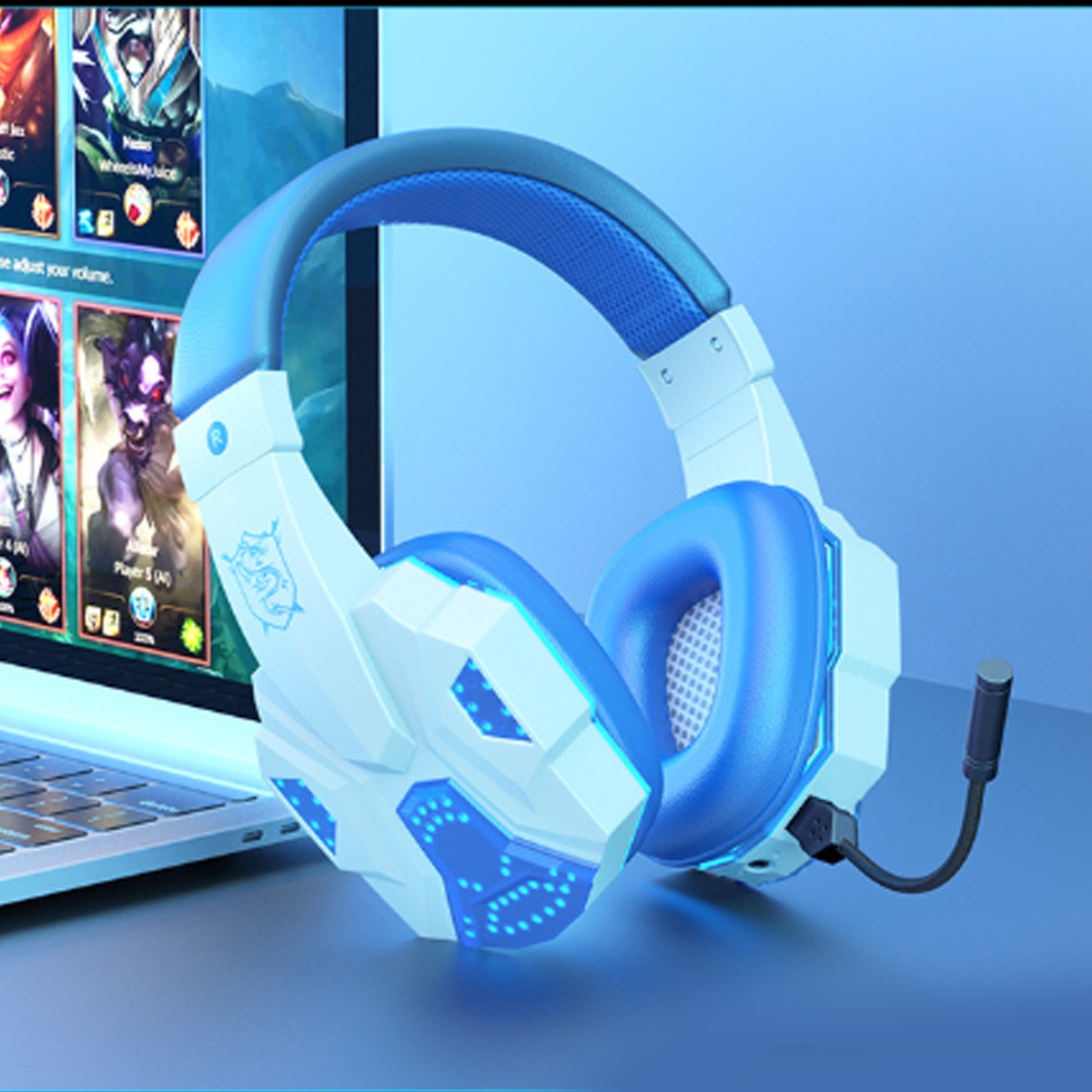 Blaue und weiße Gaming-Kopfhörer mit Mikrofon vor einem Laptop mit Videospielbildschirm.