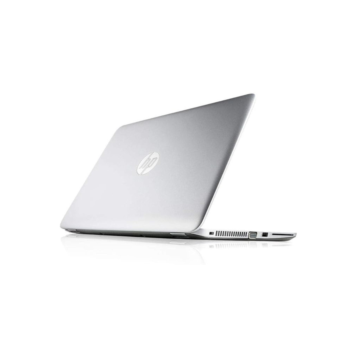 Ein silberner HP Laptop steht auf einer weißen Oberfläche mit sichtbaren Anschlüssen an der Seite.