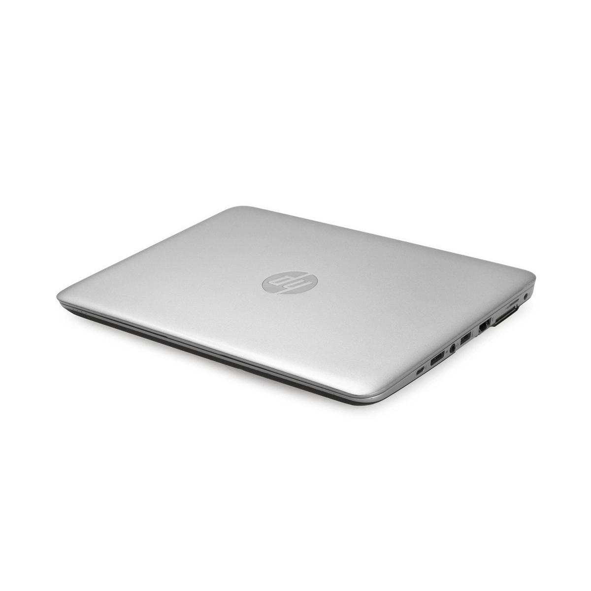 Ein geschlossener, silberner HP Laptop liegt auf einer weißen Oberfläche mit sichtbaren Anschlüssen.