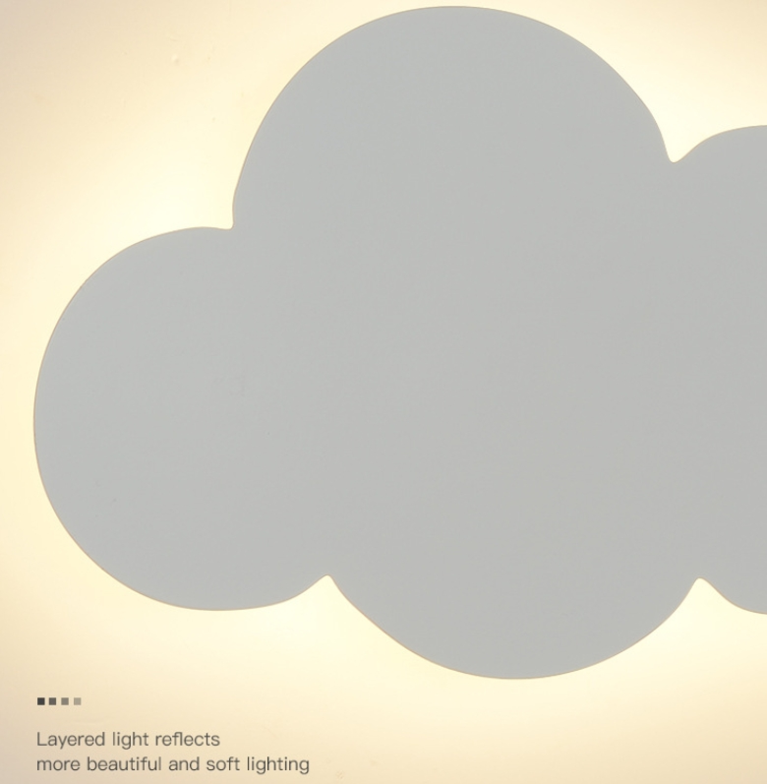 Eine weiße, wolkenförmige Deckenleuchte strahlt sanftes, warmes Licht an der Wand aus.