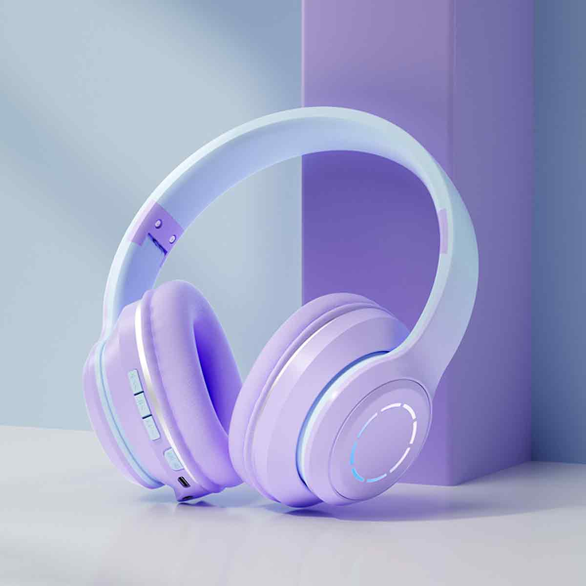 Moderne kabellose Kopfhörer in sanftem Lila vor einem violetten und blauen Hintergrund.