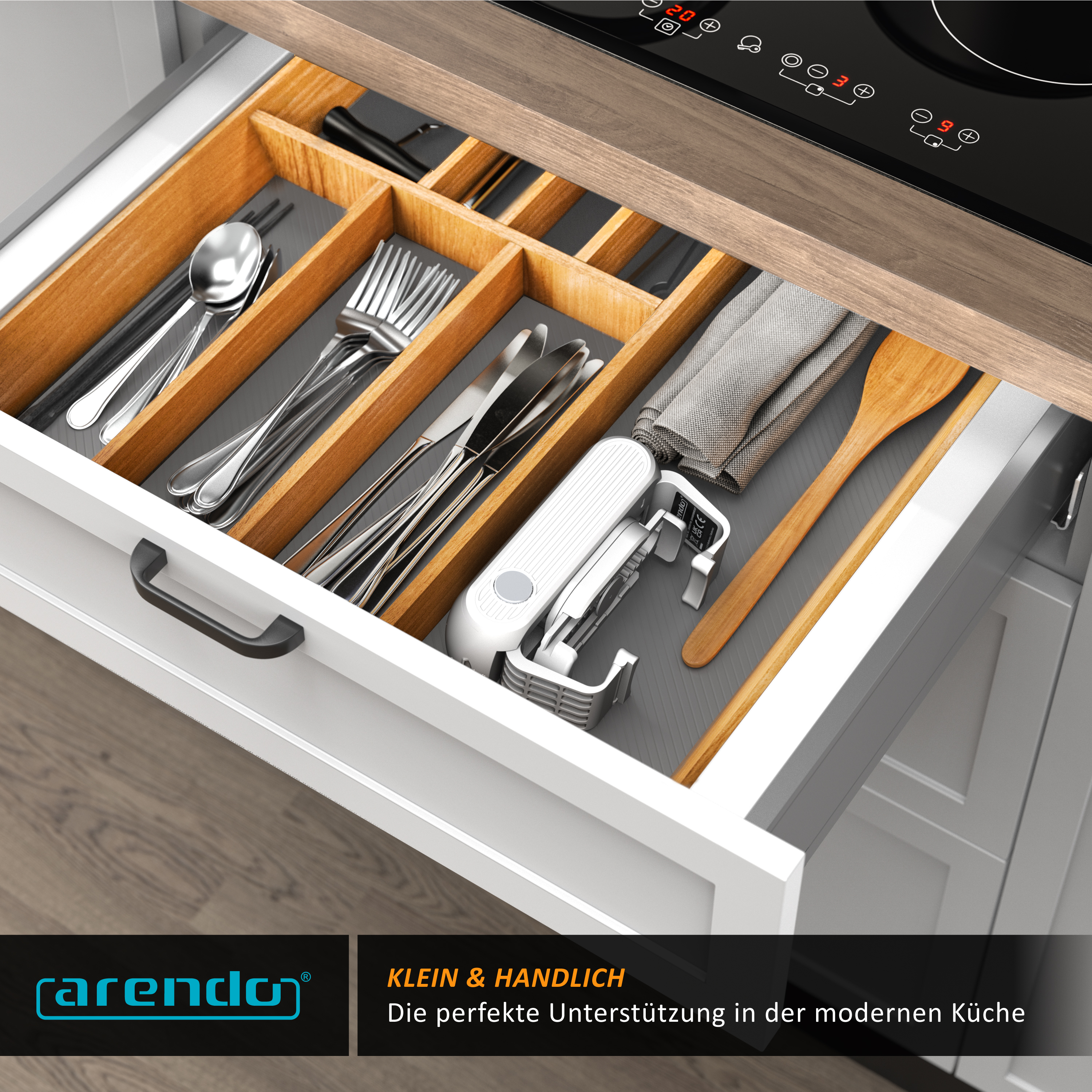Eine offene Küchenschublade mit Holzorganizer enthält Besteck, Geschirrtücher und ein weisses Gadget.