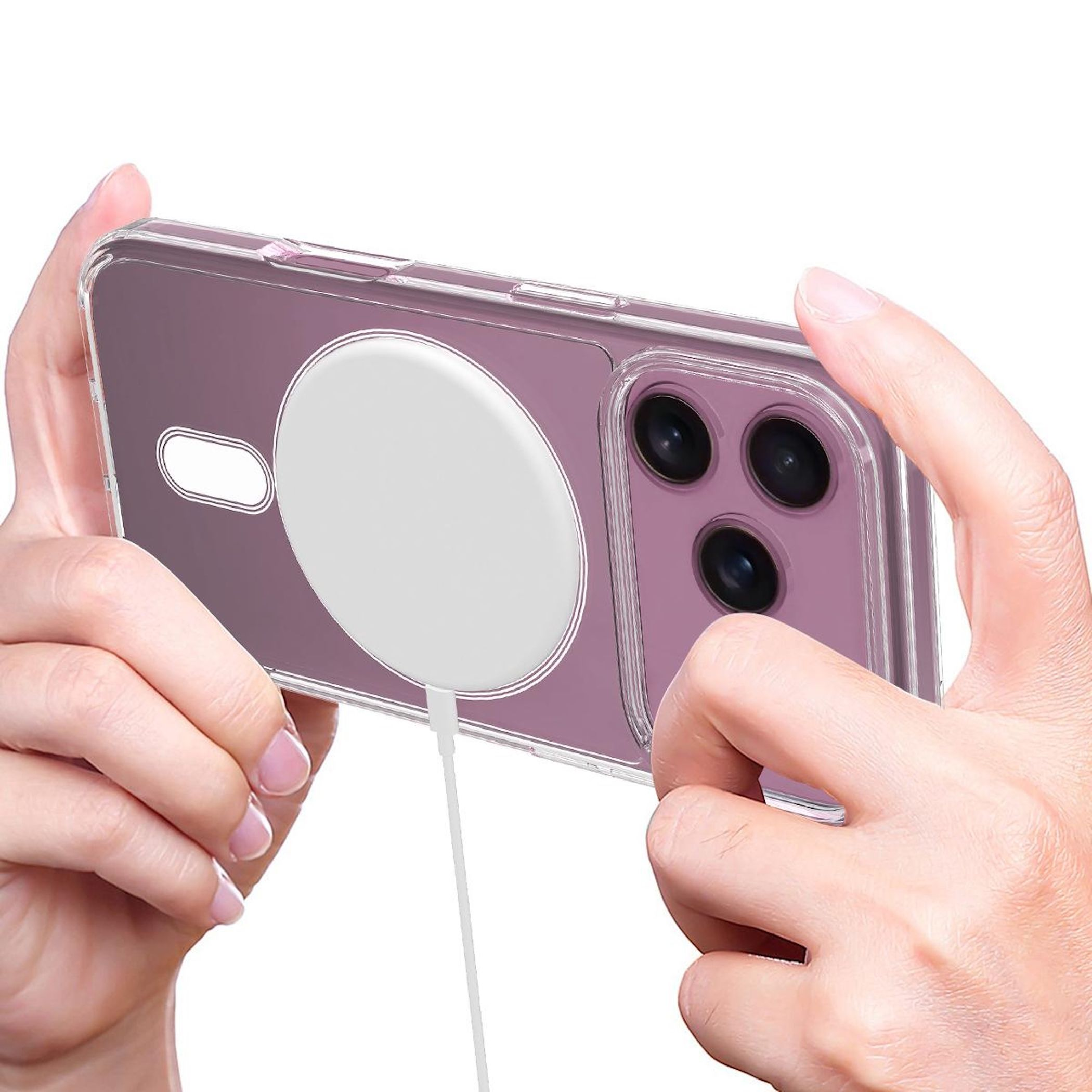 Ein violettes Smartphone in einer transparenten Hülle mit weißem MagSafe-Ladegerät, das in Händen gehalten wird.
