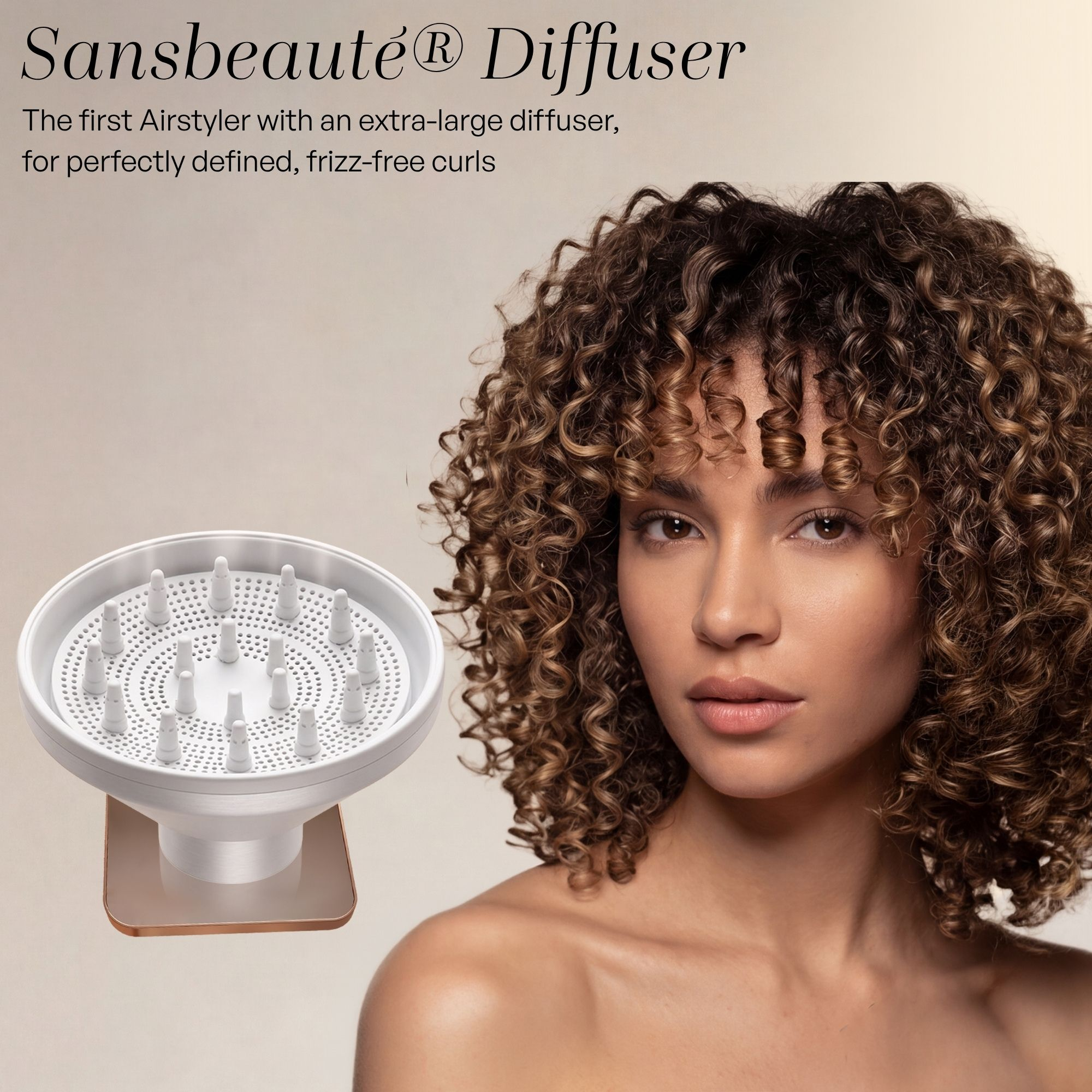 Une femme aux cheveux bouclés pose à côté d'un diffuseur de cheveux blanc Sansbeauté sur fond neutre.