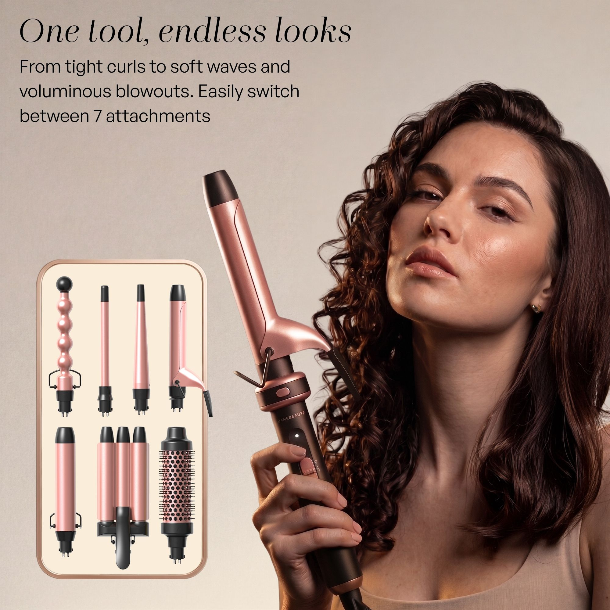 Une femme aux cheveux bruns bouclés tient un fer à friser or rose, avec sept accessoires interchangeables.