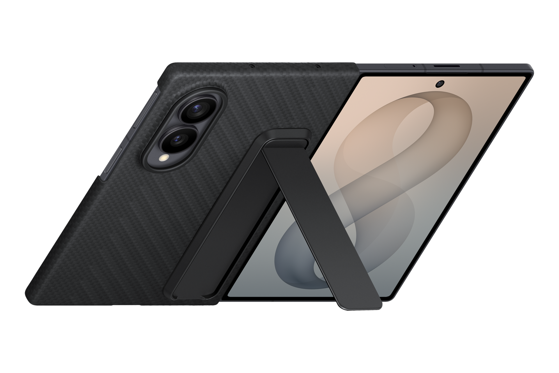 Ein schwarzes Smartphone mit Karbonmuster auf der Rückseite steht angewinkelt mit einem Ständer vor schwarzem Hintergrund.