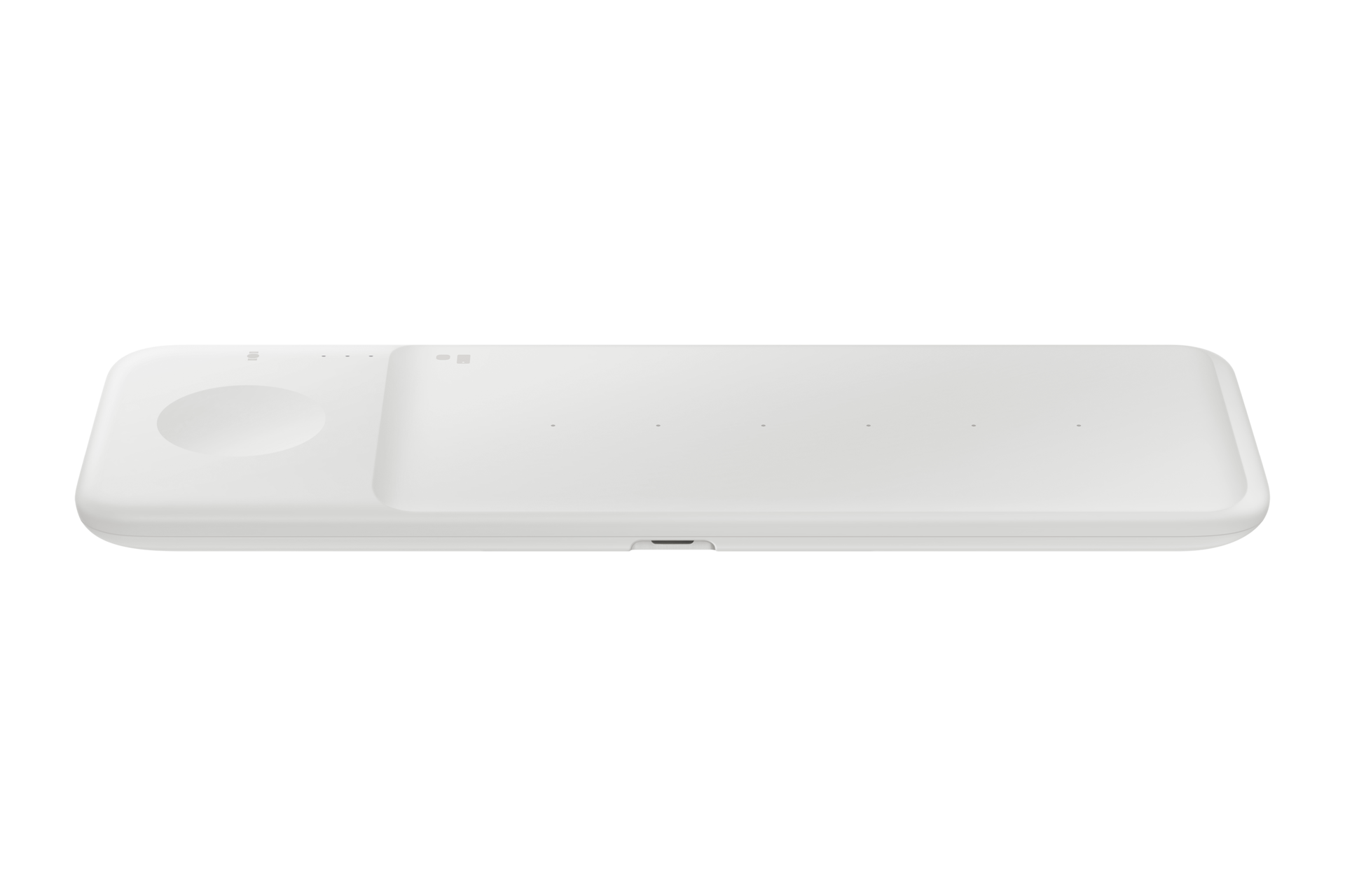 Un lungo caricabatterie wireless bianco per piu dispositivi su sfondo nero.