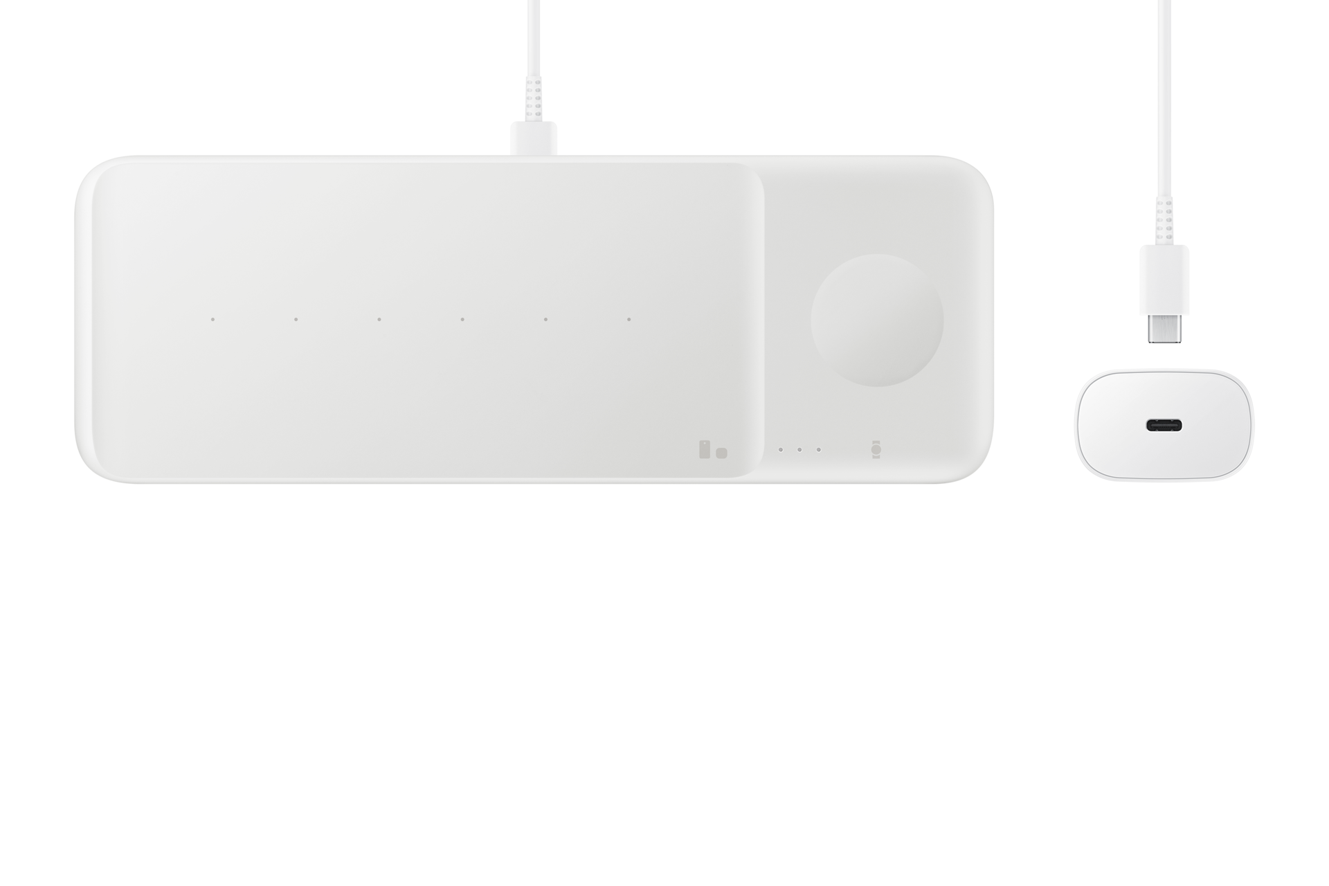 Base di ricarica wireless bianca con cavo USB-C e adattatore da parete su sfondo nero.