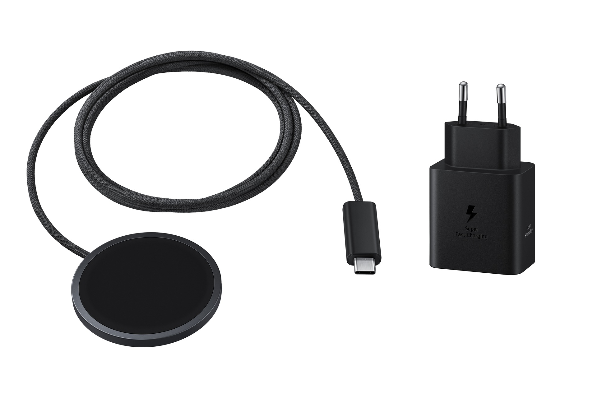 Un pad di ricarica wireless nero con cavo USB-C intrecciato e adattatore da parete nero su sfondo bianco.