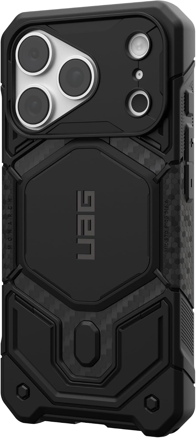Custodia protettiva per smartphone UAG nera e robusta con motivo in carbonio e ritaglio per fotocamera.