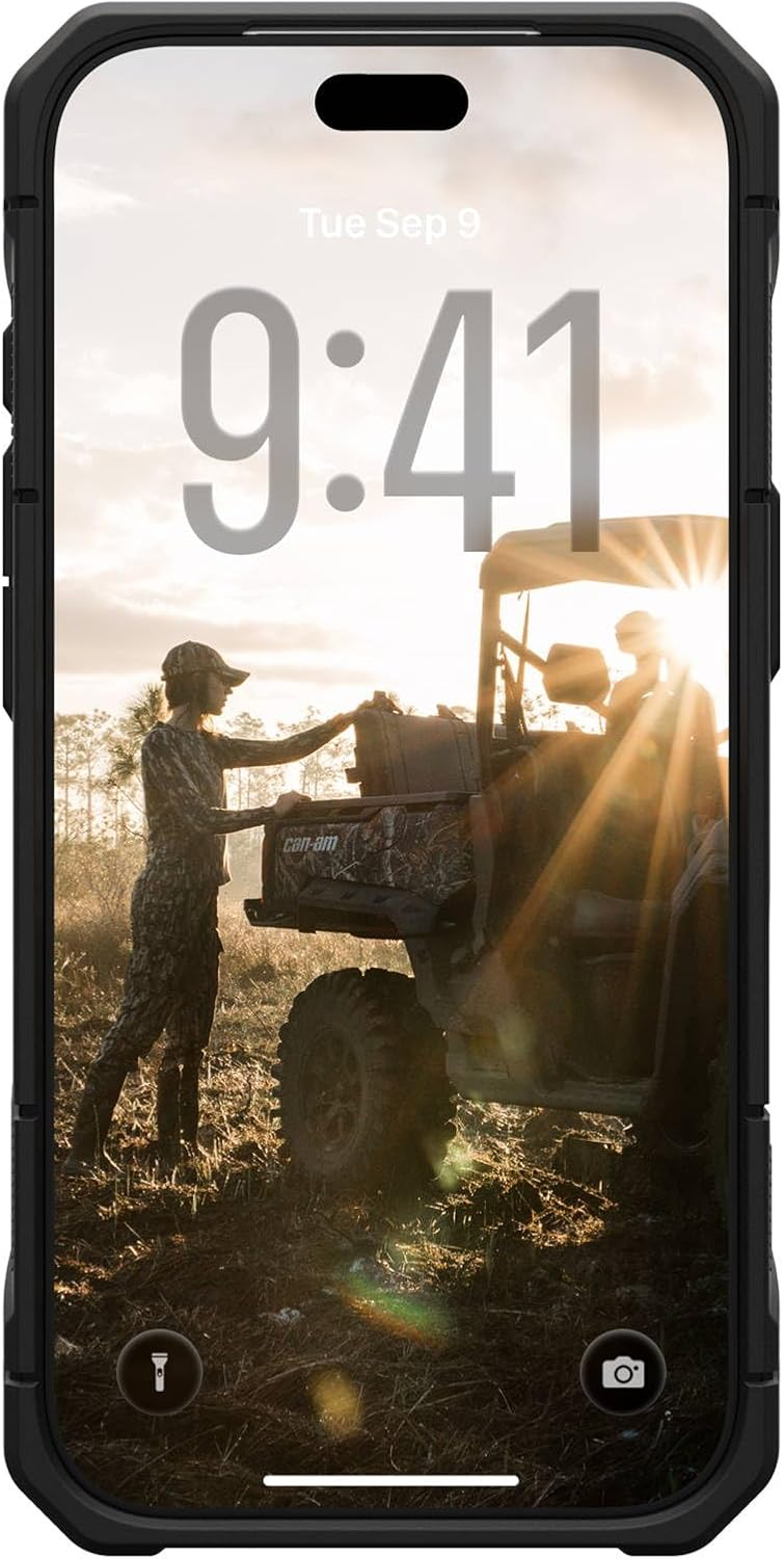 Schermo dello smartphone che mostra una scena all'aperto con una persona vicino a un ATV al tramonto.