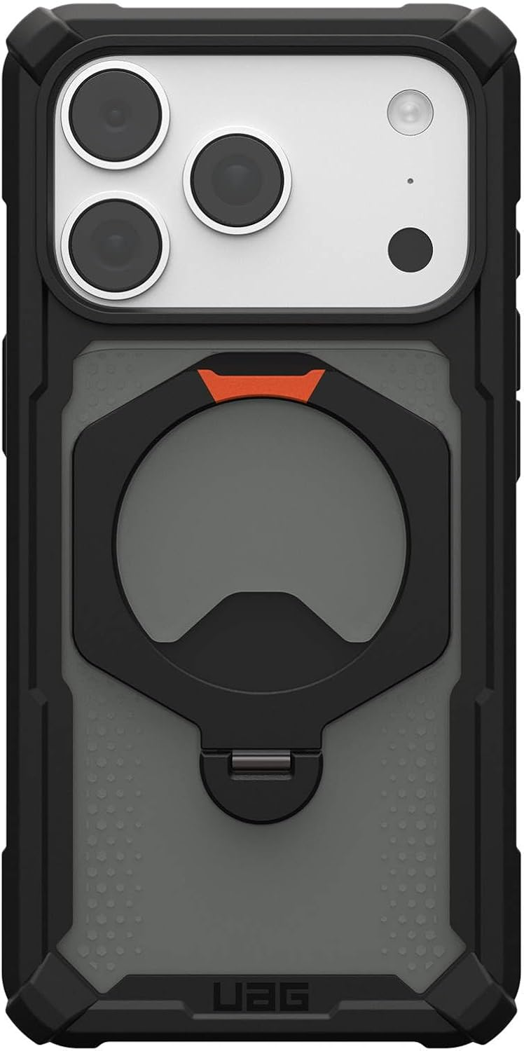 Schwarze robuste Smartphone-Hülle mit integriertem Ständer und Aussparung für die dreifache Kamera auf der Rückseite.