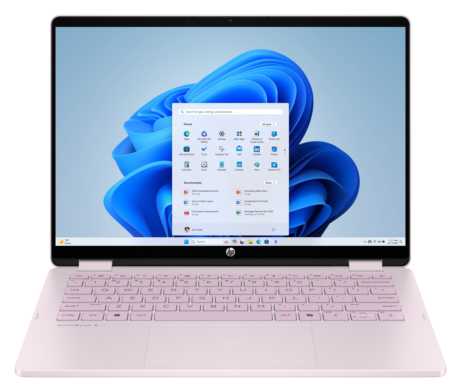 Un laptop rosa HP OmniBook 5 mostra il menu Start di Windows 11 su uno sfondo astratto blu.