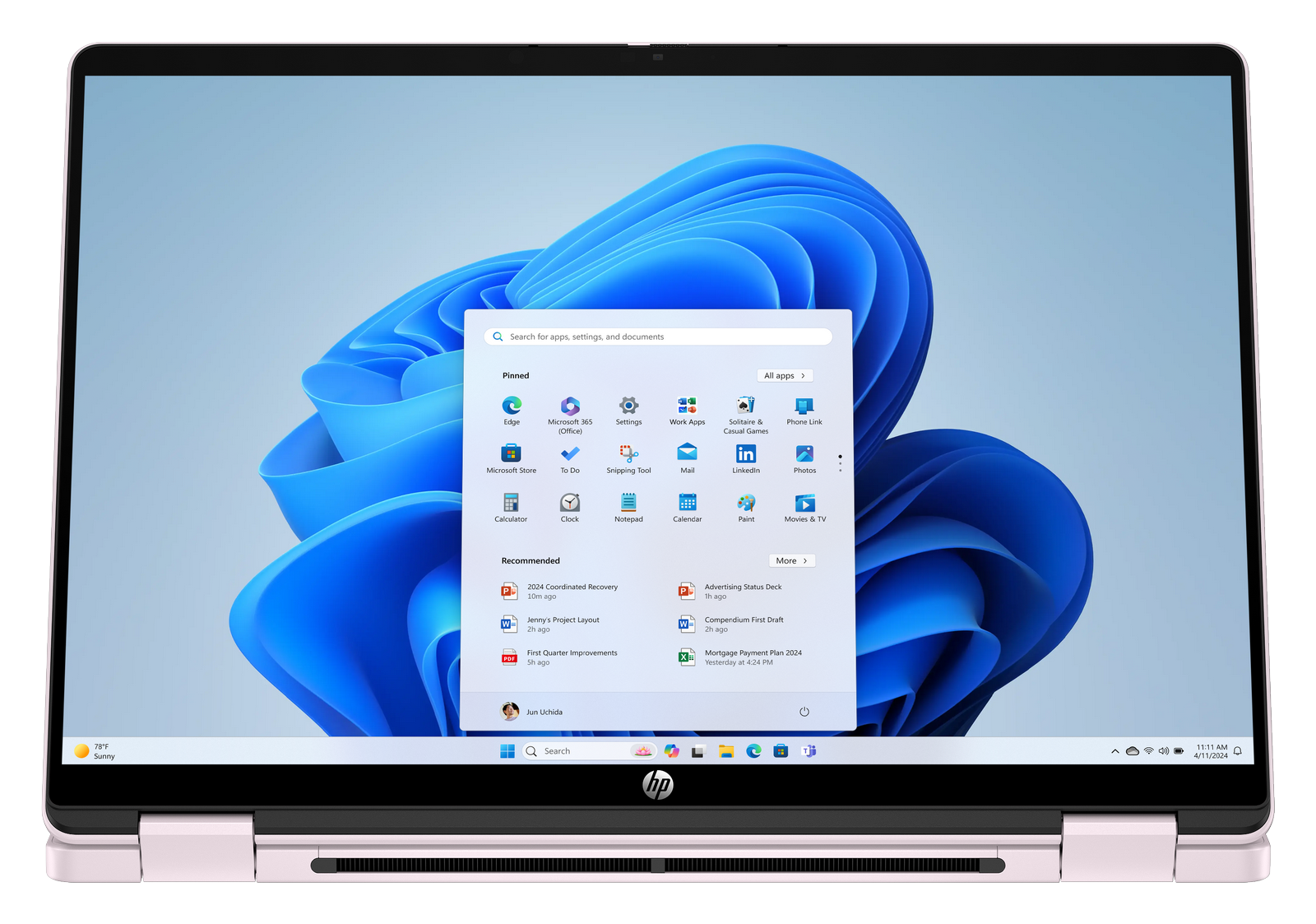 Un laptop HP mostra il desktop di Windows 11 con lo sfondo blu predefinito e il menu Start aperto.