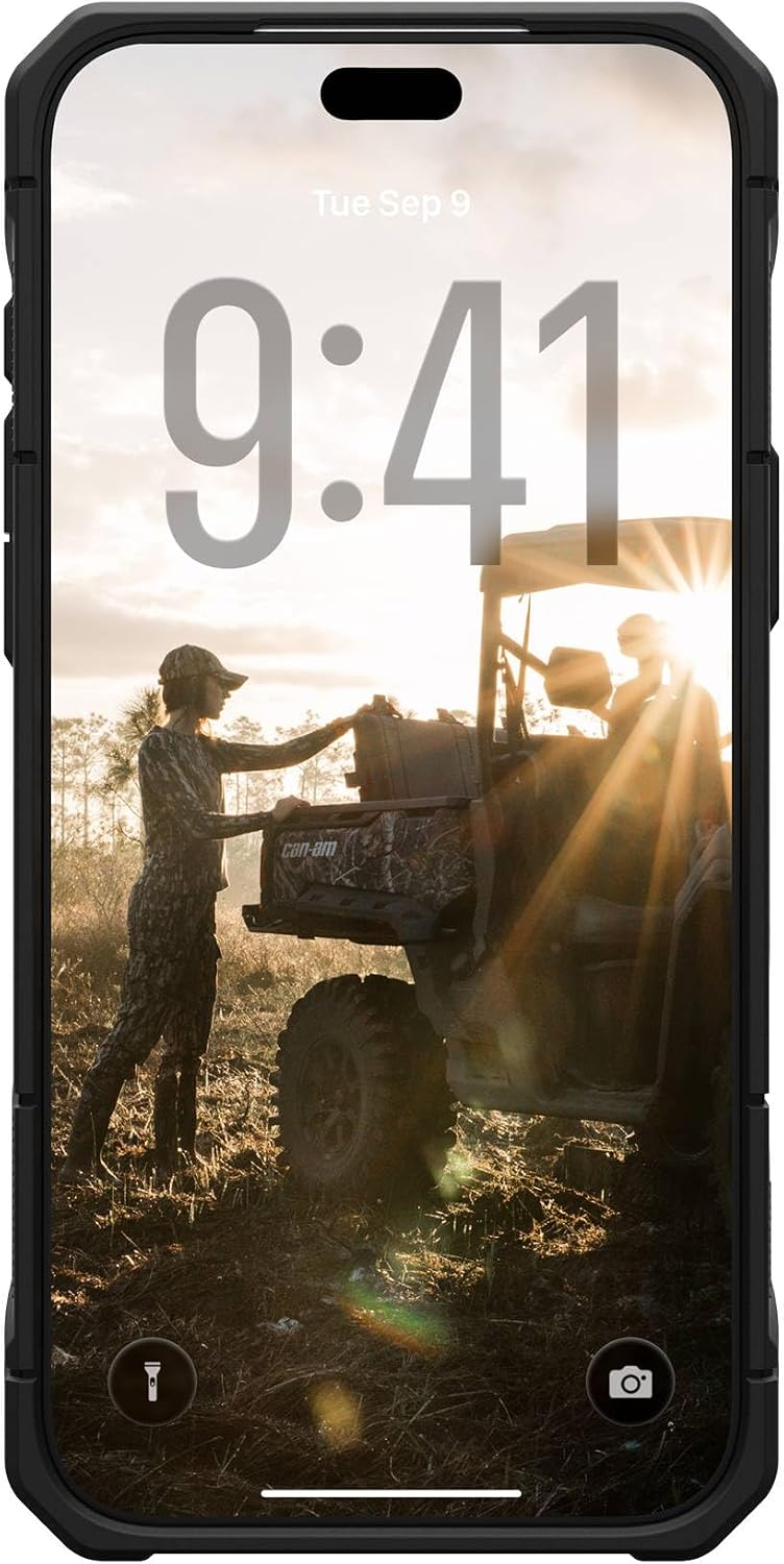Smartphone con schermata di blocco che mostra una persona vicino a un ATV in un campo soleggiato.