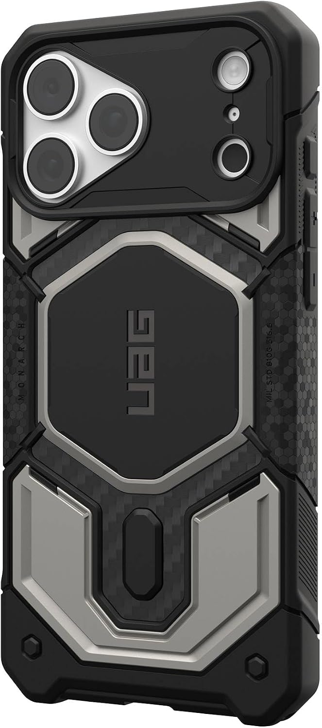 Eine robuste UAG-Smartphone-Hülle in Schwarz und Silber mit Kohlefaserakzenten.