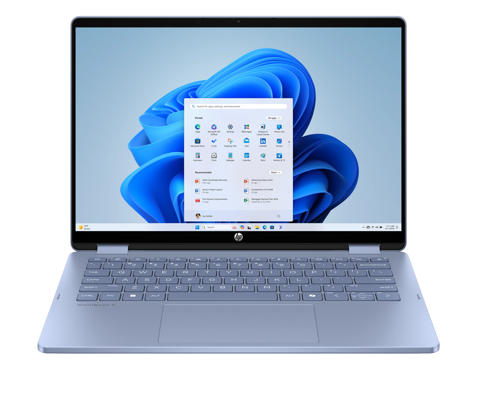 Un laptop HP OmniBook azzurro chiaro con il menu Start di Windows 11 aperto sullo schermo.