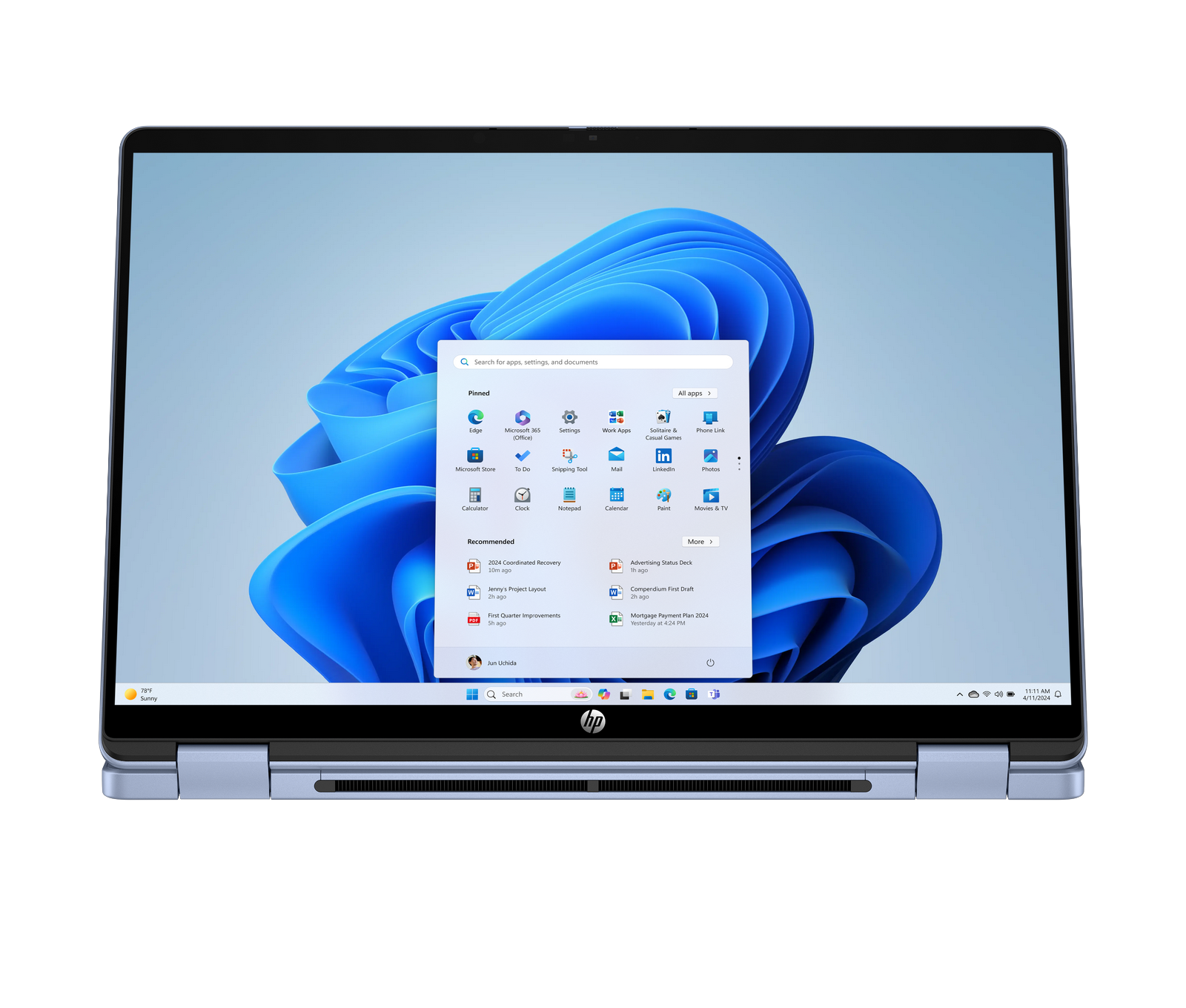 Un computer portatile mostra il menu Start di Windows 11 e uno sfondo blu.