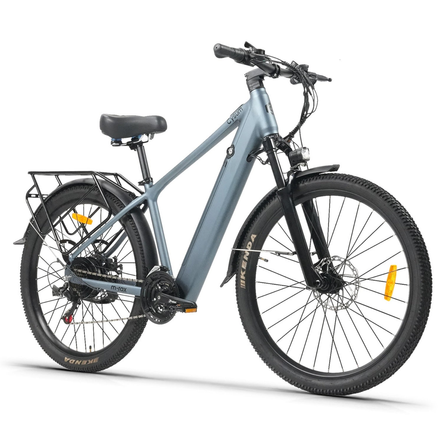 Una bicicletta elettrica Cysum grigia con pneumatici Kenda, portapacchi e sfondo bianco.
