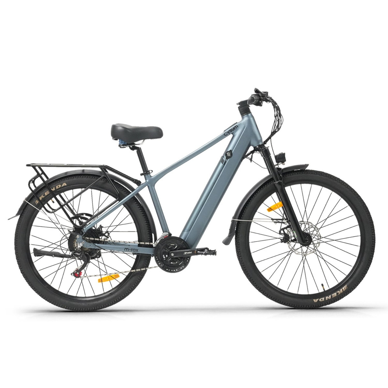 Una bicicletta elettrica grigia con portapacchi posteriore, parafanghi neri e copertoni tassellati su sfondo bianco.