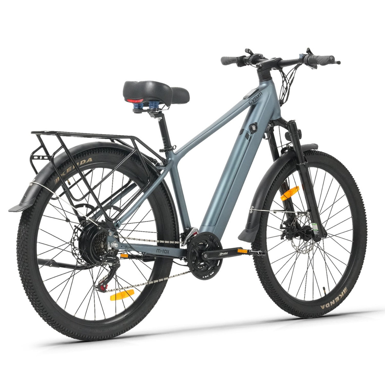 Una bici elettrica Cysum grigia con portapacchi e pneumatici tassellati su sfondo bianco.