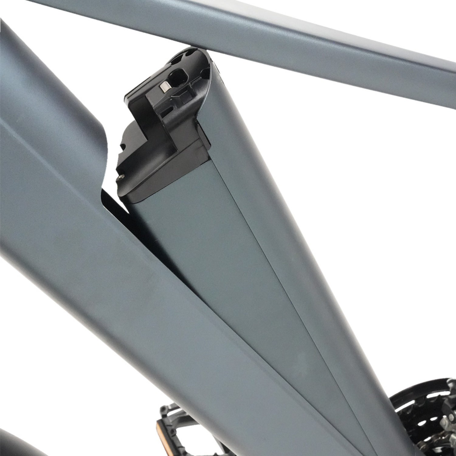 Telaio per bicicletta elettrica con batteria parzialmente rimossa su sfondo bianco.