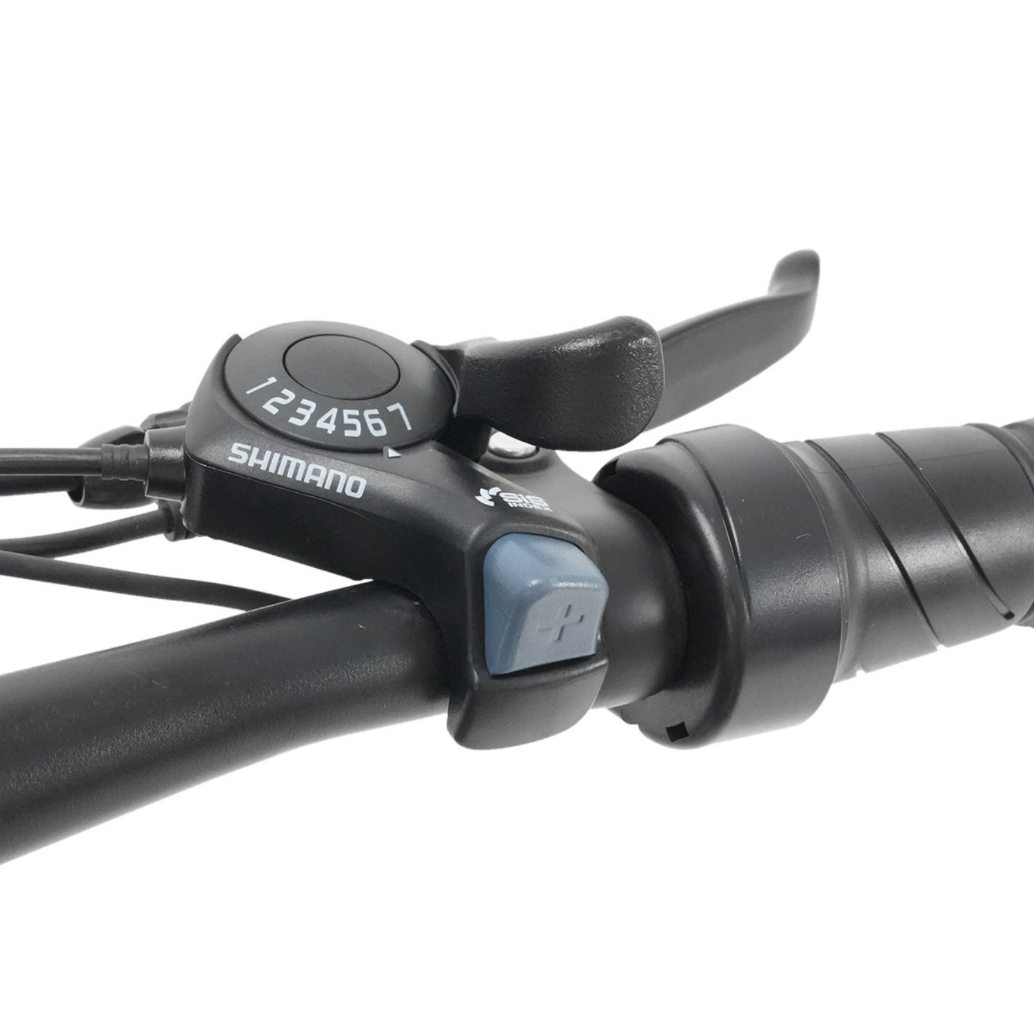 Un cambio per bicicletta Shimano nero e una manopola montati su un manubrio su sfondo bianco.