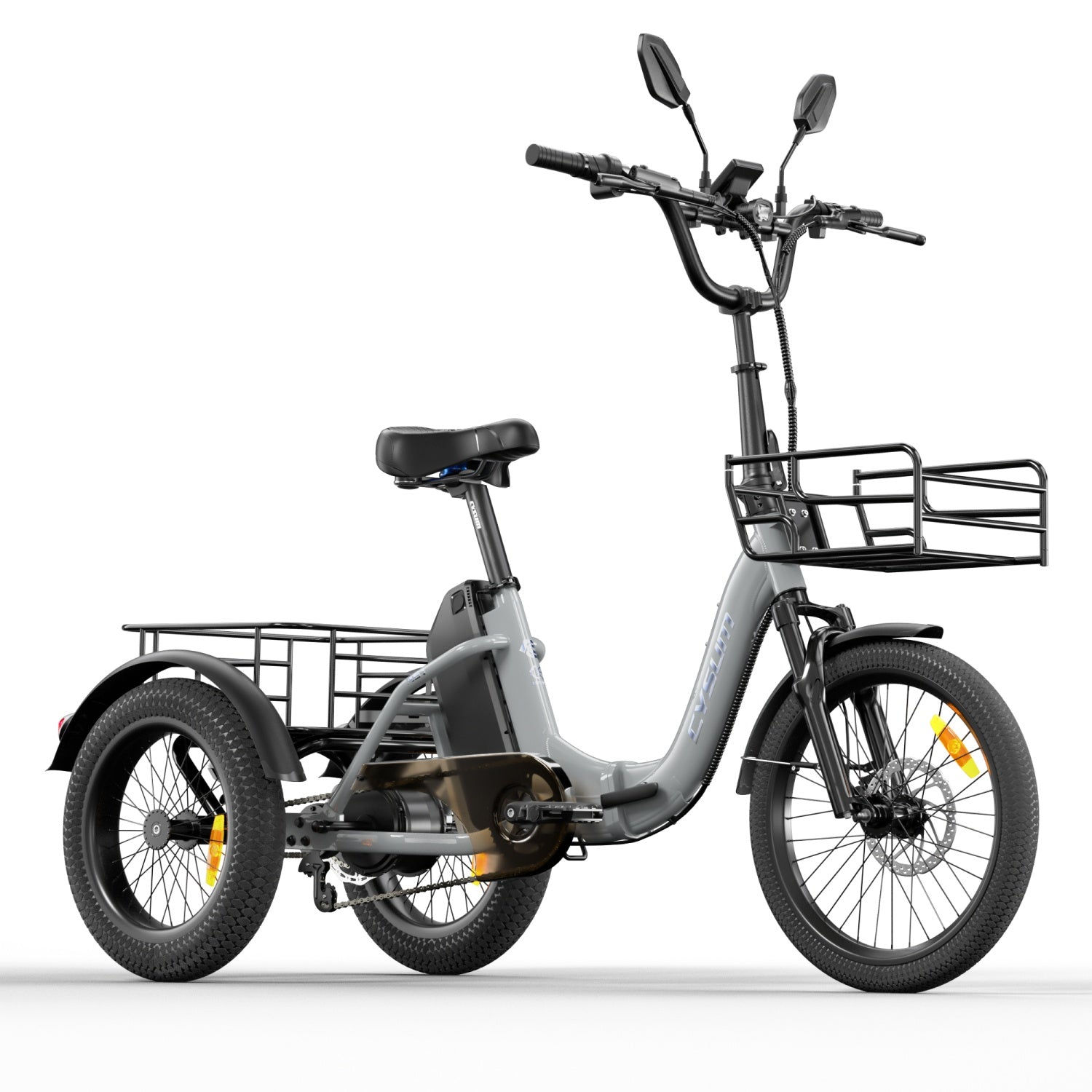 Triciclo elettrico grigio con cestini anteriori e posteriori, specchietti e pneumatici larghi su sfondo bianco.
